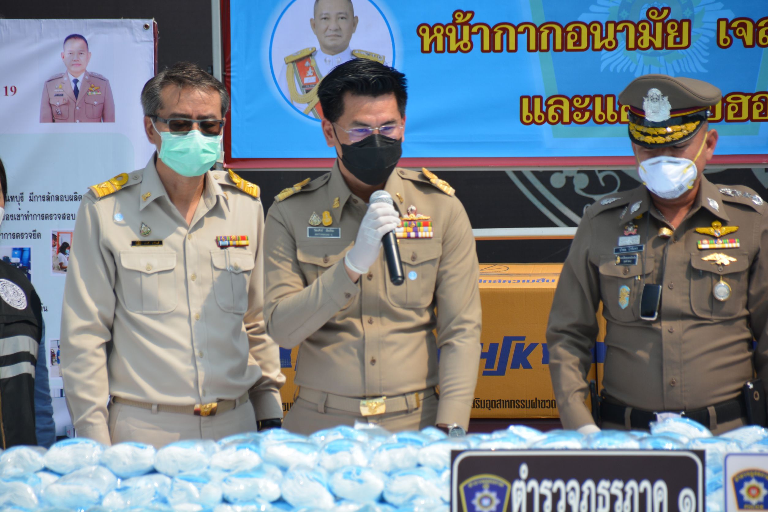 รองอธิบดี แถลงข่าวการจับกุมตรวจยึดหน้ากากอนามัย เจลล้างมือ และแอลกอฮอล์
