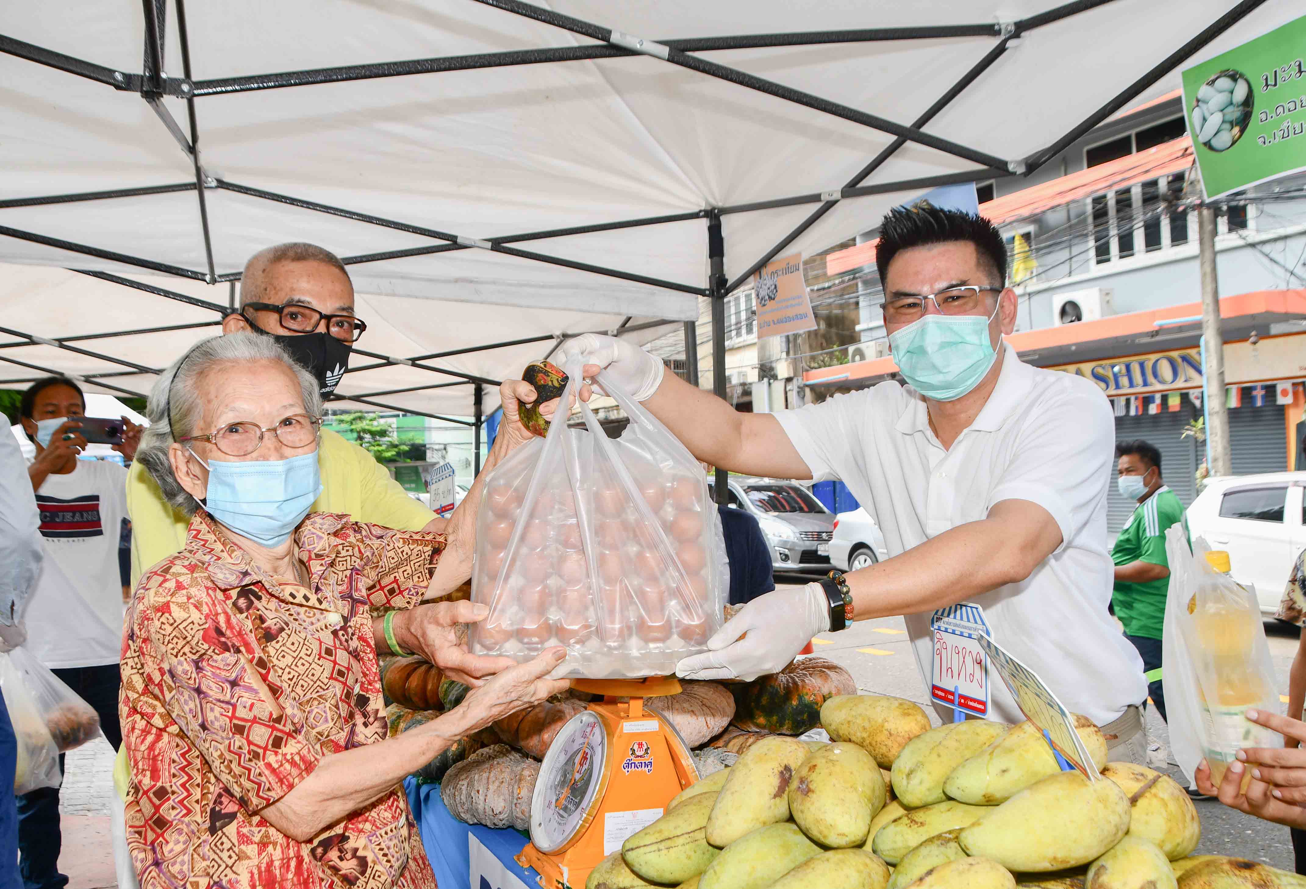 อธิบดีกรมการค้าภายใน ติดตามโครงการจำหน่ายสินค้าราคาถูกให้ประชาชน