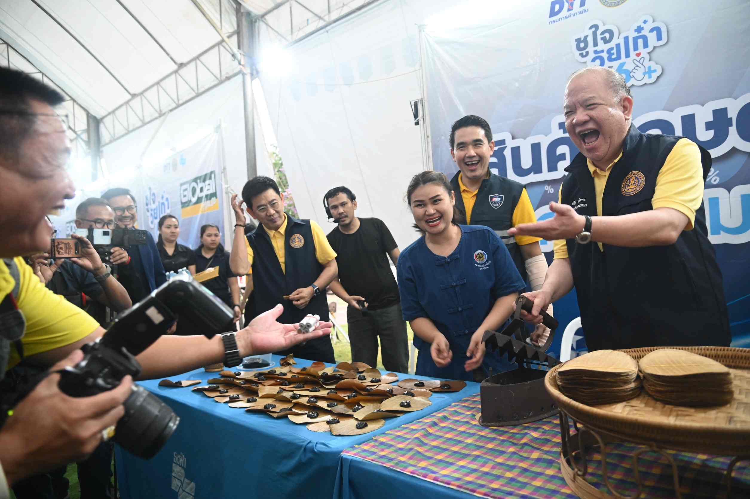 พาณิชย์ชวนชาวนครพนม ช้อปมหกรรมธงฟ้า ในโครงการ "ชูใจ วัยเก๋า"