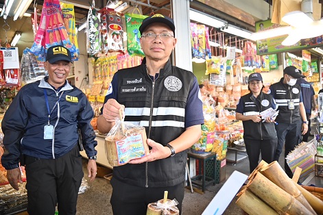 พาณิชย์ร่วมกับจังหวัดชลบุรี  บูรณาการลงพื้นที่ตรวจสอบราคาสินค้า  และสถานีบริการน้ำมัน ในช่วงเทศกาลสงกรานต์