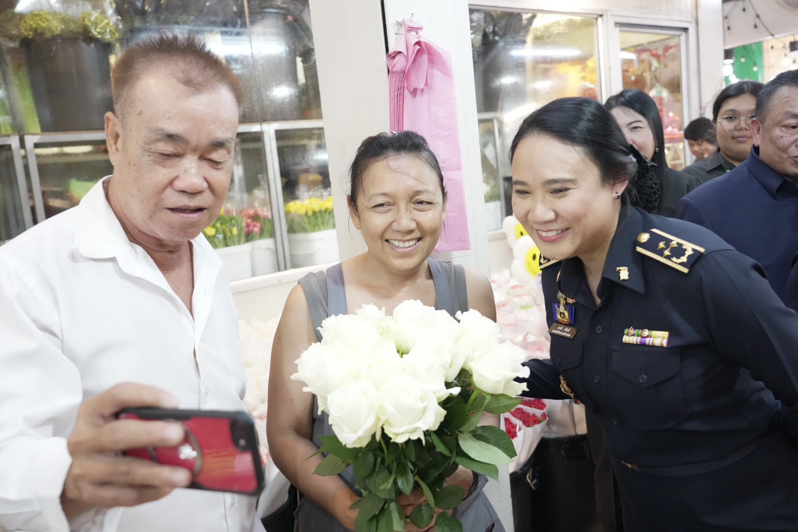 "พาณิชย์" ลุยปากคลอง สำรวจตลาดดอกไม้วาเลนไทน์คึกคัก อากาศเย็นส่งผลให้ดอกไม้สวยและราคาถูกกว่าปีก่อน