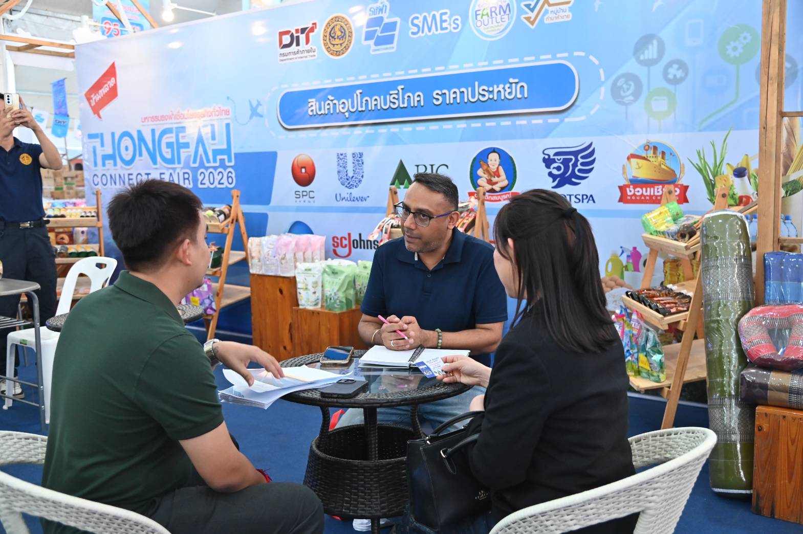 ข่าวเลขที่ 71/2569 DIT ยกระดับงานธงฟ้า จับคู่ ”ร้านค้าธงฟ้า-ผู้ผลิต“ “เชื่อมธุรกิจไทย–ลาว” สำเร็จ วันแรกปิดดีลกว่า 1,000 ล้านบาท ตอกย้ำศักยภาพสินค้าไทย  (10 กุมภาพันธ์ 2569)