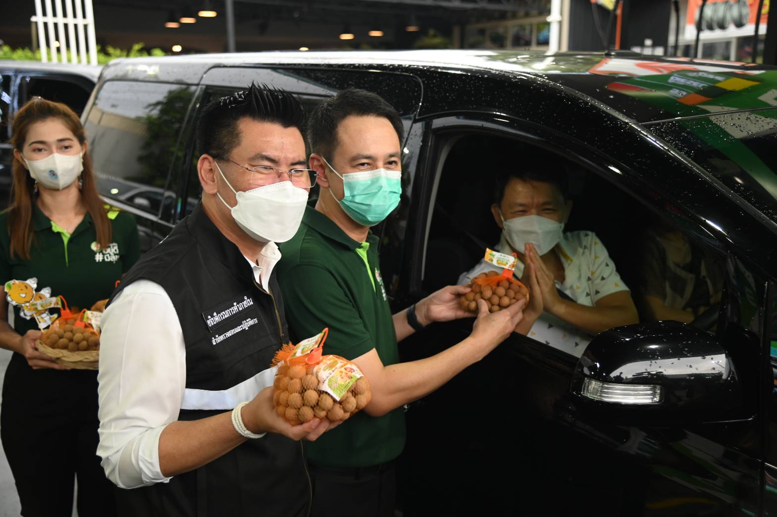 กรมการค้าภายใน จับมือปั๊มน้ำมันแจกลำไยคนเติมน้ำมัน