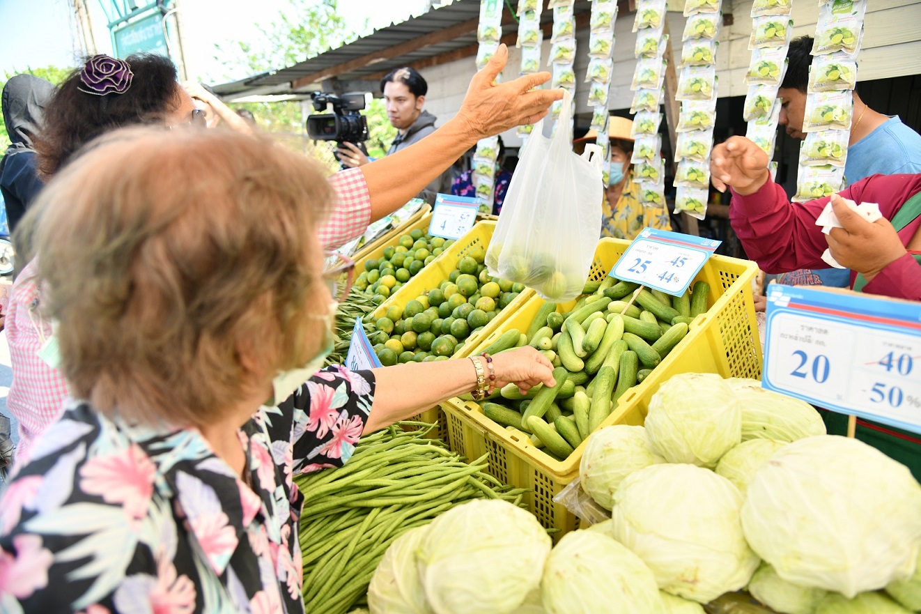 กรมการค้าภายใน เชื่อมโยงผักและไข่ไก่ราคาประหยัด ผ่านโมบายธงฟ้า