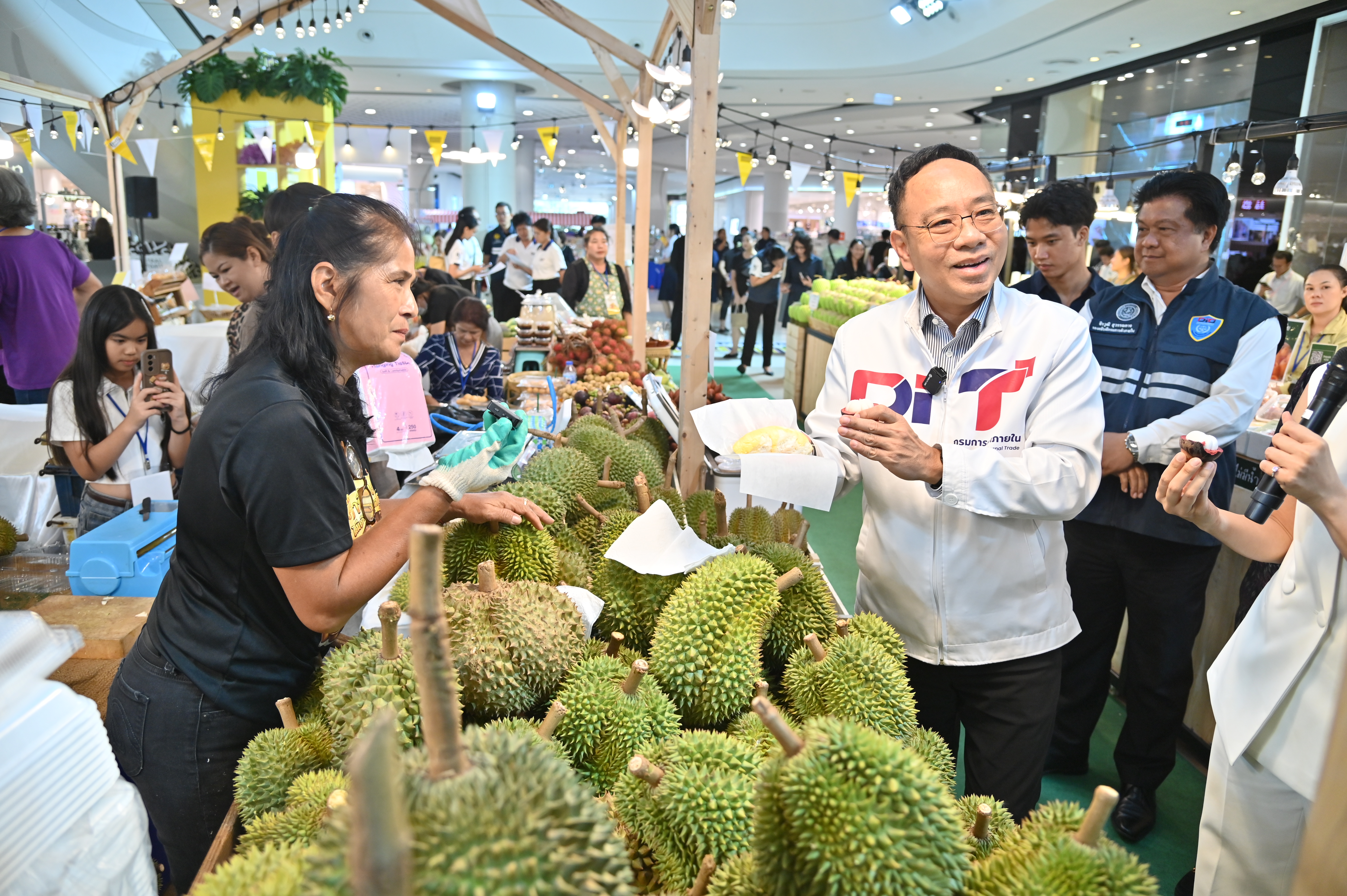 ข่าวเลขที่ 135/2569 “สุดคึกคัก! พาณิชย์ยกสวนผลไม้ไทยบุกเซ็นทรัล เวสต์เกต เปิด ‘Fruits Festival 2026’ รวมทุเรียนหายากทั่วไทย 6-11 พ.ค. คาดขายทะลุ 150 ตัน”  (8 พฤษภาคม 2569)