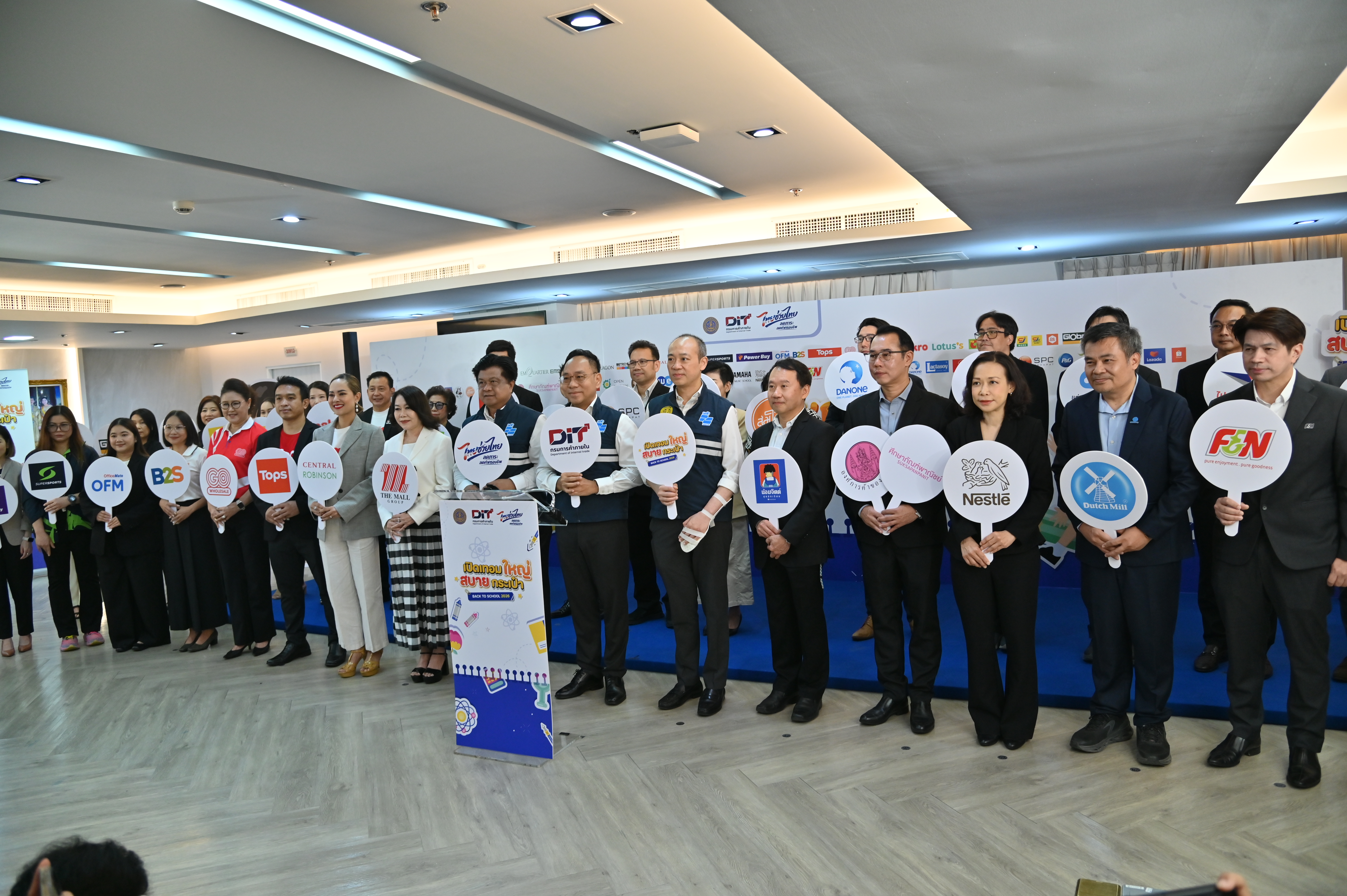 ข่าวเลขที่ 125/2569 “พาณิชย์” จัด “ไทยช่วยไทย พลัส : เปิดเทอมใหญ่ สบายกระเป๋า” Back To School 2026 ลดสูงสุด 86% ช่วยลดค่าครองชีพกว่า 300 ล้านบาท ด้านผู้ผลิตชุดนักเรียนตรึงราคาขายเท่าเดิม เตรียมผนึก ศธ. จัดลดค่าครองชีพในโรงเรียน 1,000 แห่ง (30 เมษายน 2569)