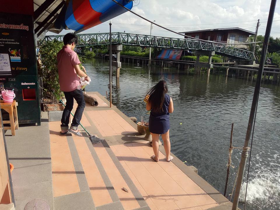 23650_ให้อาหารปลา.jpg