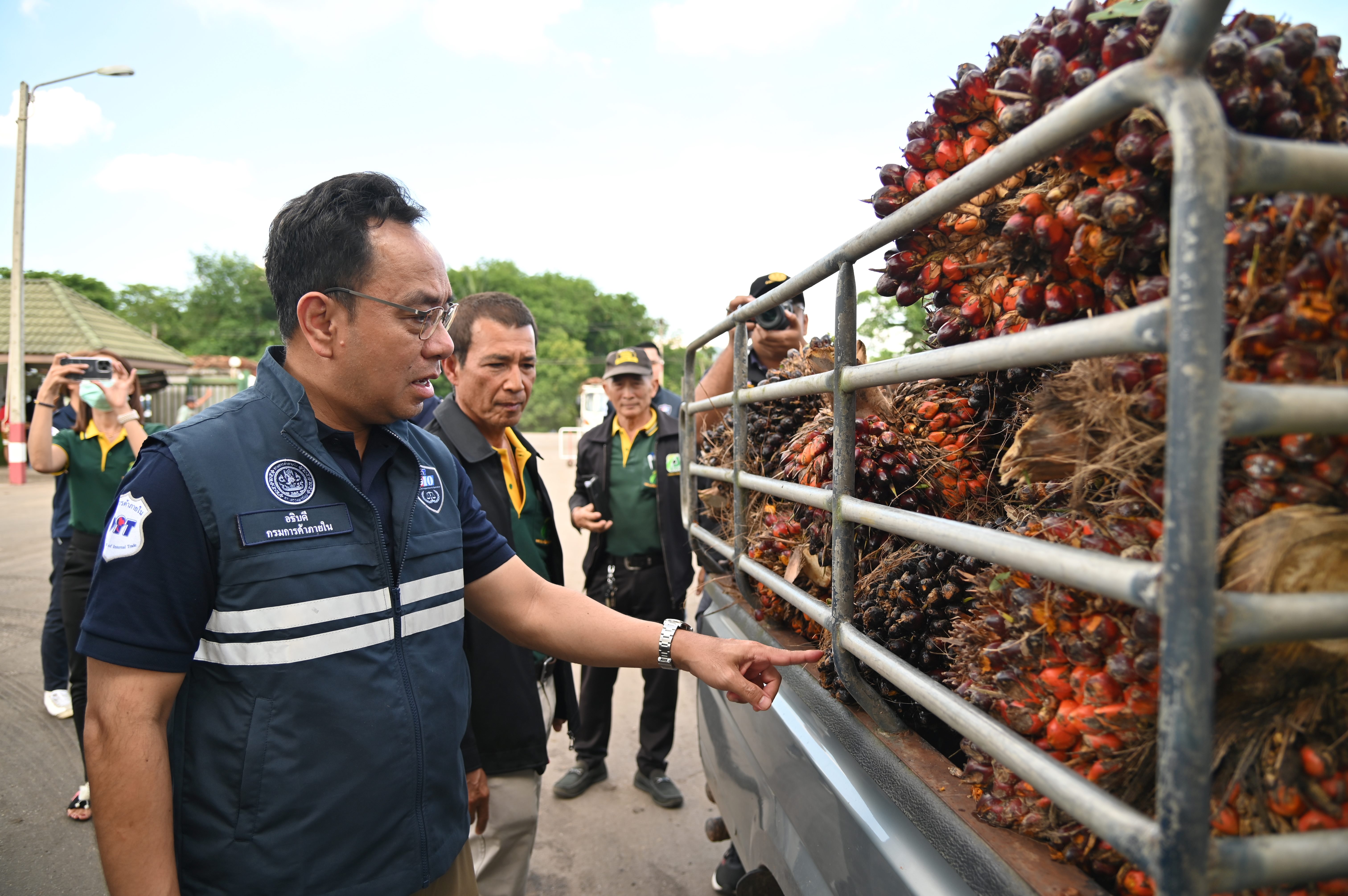 “กรมการค้าภายใน” ลงพื้นติดตามภาวะราคาปาล์มน้ำมัน เคาะมาตรการช่วยเหลือเกษตรกร 