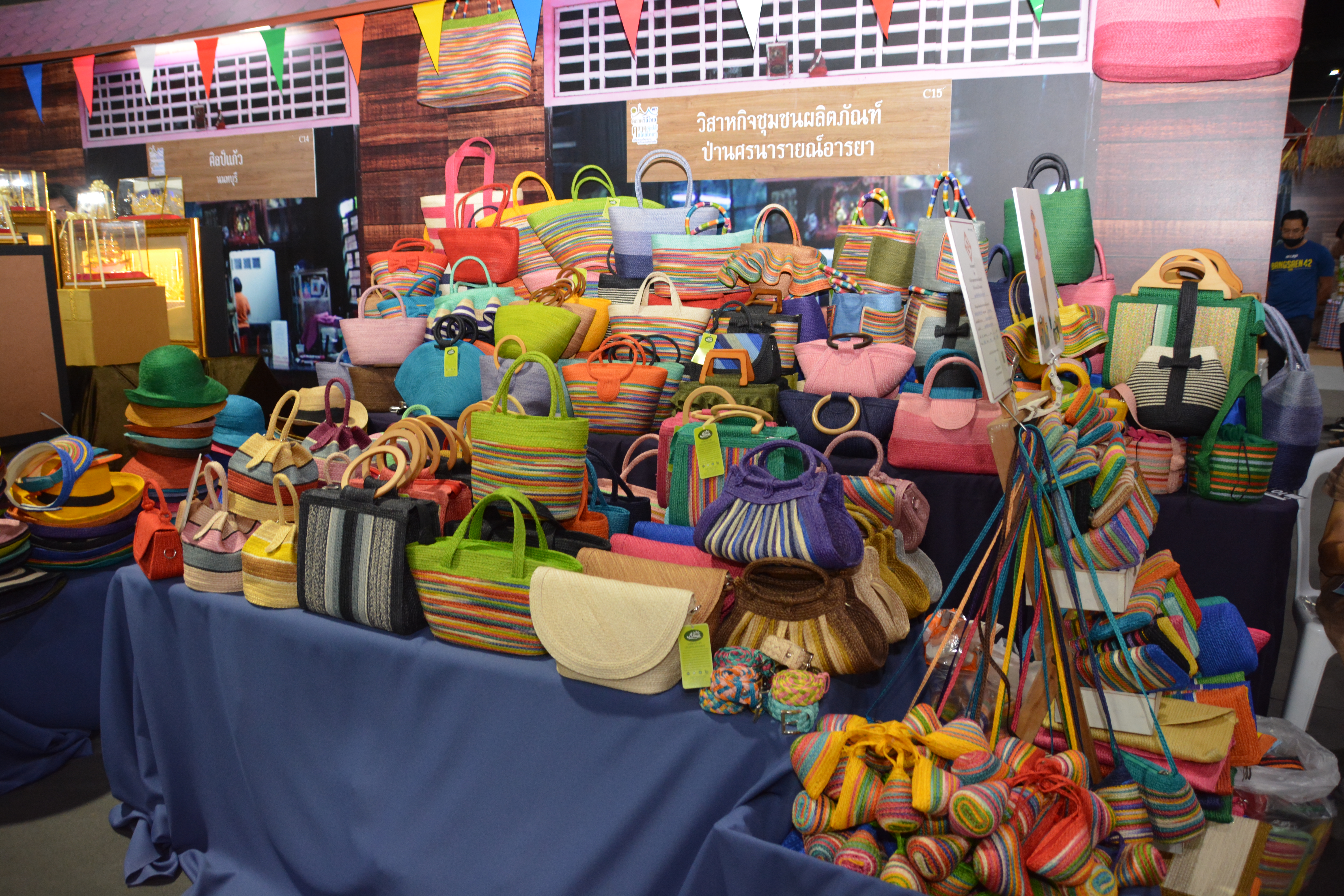 “ตลาดวิถีไทย...ตลาดเที่ยวได้สไตล์ไทยๆ”