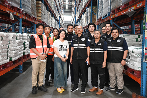 กรมการค้าภายในตรวจสต๊อกน้ำตาลทรายที่ศูนย์กระจายสินค้า