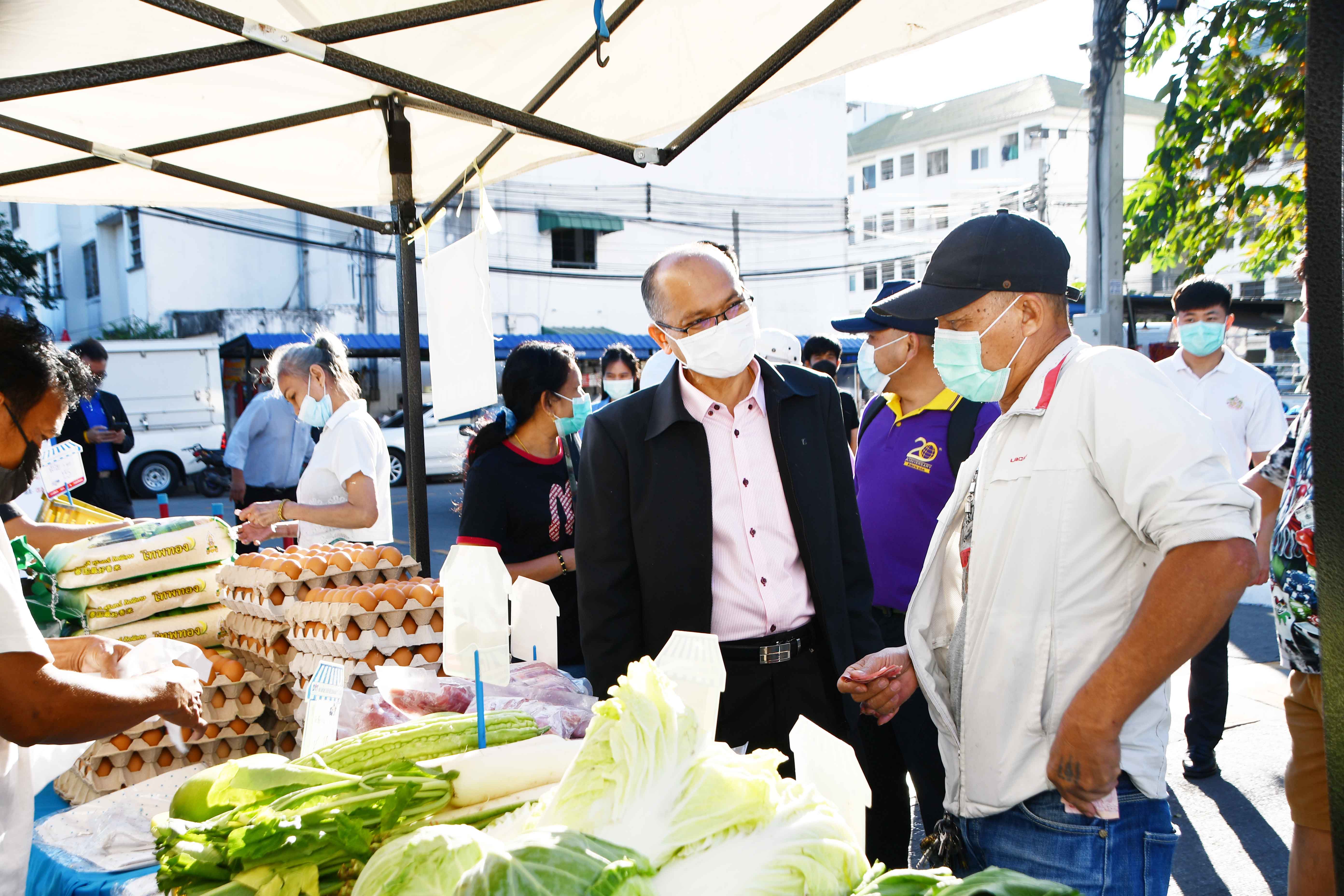 ตรวจติดตามรถโมบายพาณิชย์ลดราคาช่วยประชาชน ณ ศูนย์ชุมชนบ้านเอื้ออาทรนนทบุรี 