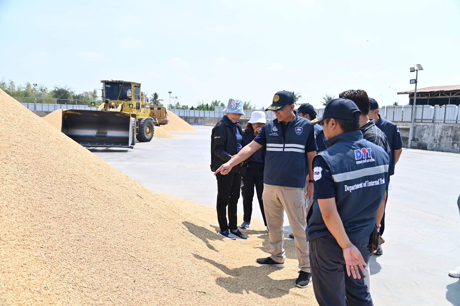 พาณิชย์ ลุยต่่อเนื่อง ตรวจผู้ประกอบการรับซื้อข้าวเปลือก สร้างความเป็นธรรมให้เกษตรกร
