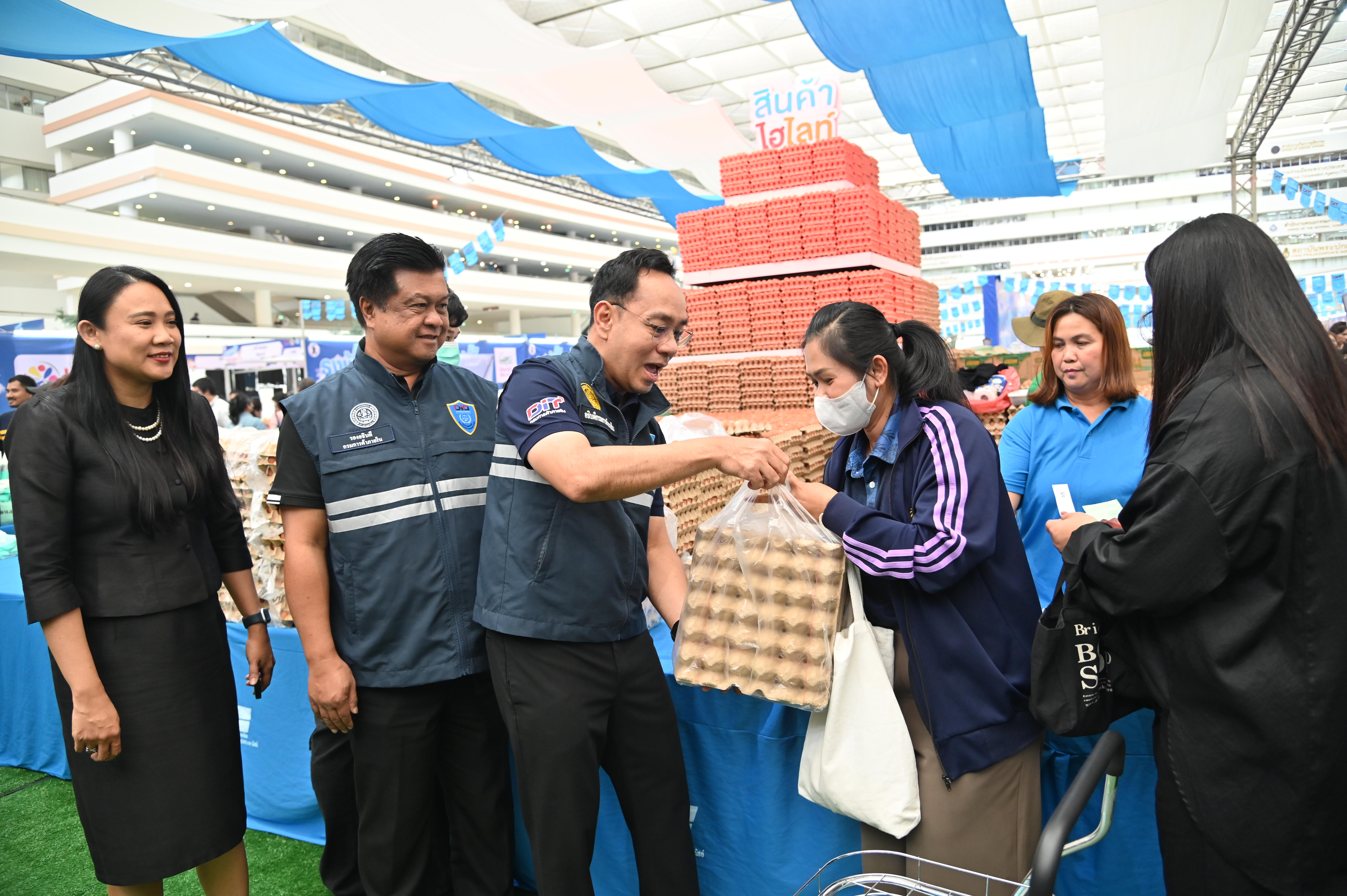 ข่าวเลขที่ 61/2569 ธงฟ้าเปิดฉาก! ลดค่าครองชีพคนกรุง 3 วัน ที่ศูนย์ราชการแจ้งวัฒนะ คาดเงินสะพัดกว่า 30 ล้านบาท สนับสนุนผู้ประกอบการ 7 ชายแดนเพิ่มรายได้ (14 มกราคม 2568)