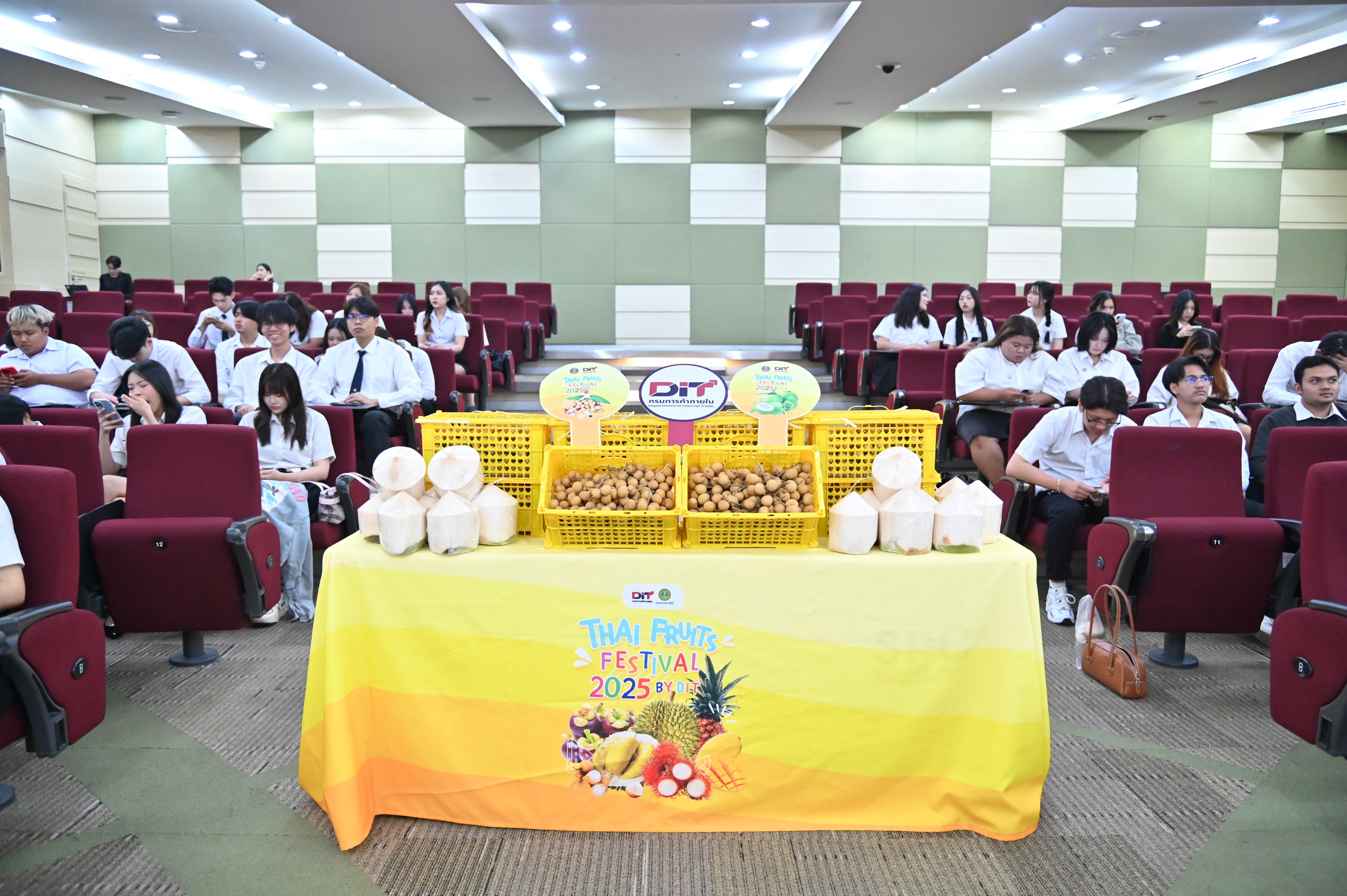 พิธีมอบรางวัลการจัดทำสื่อประชาสัมพันธ์ภายใต้โครงการ"เสริมสร้างเครือข่ายนักการตลาดออนไลน์สินค้า Farm Outlet ผ่านกลุ่มคนรุ่นใหม่"