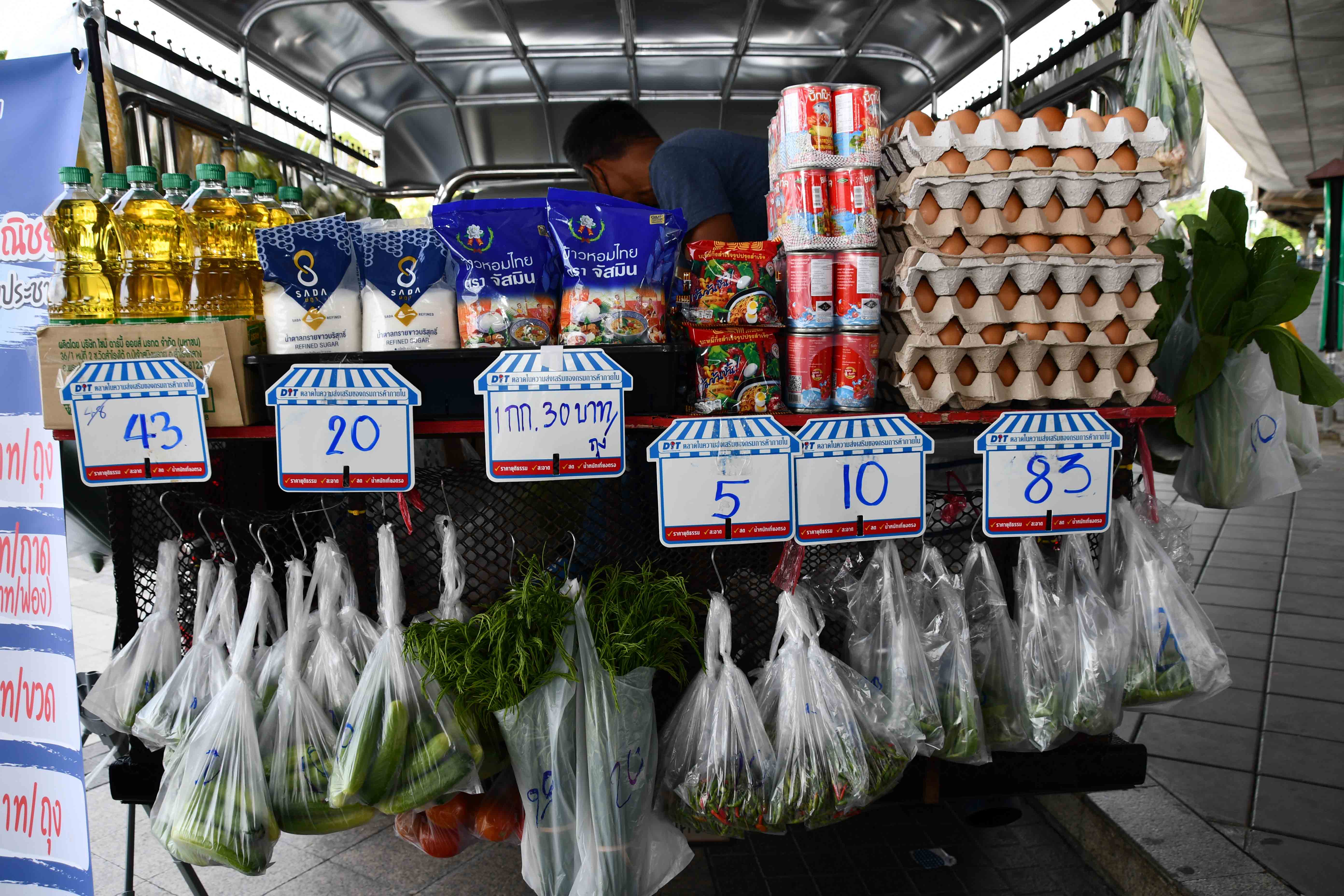 อธิบดีกรมการค้าภายใน ตรวจเยี่ยมชมโครงการ "Mobile พาณิชย์ลดราคา! ช่วยประชาชน”