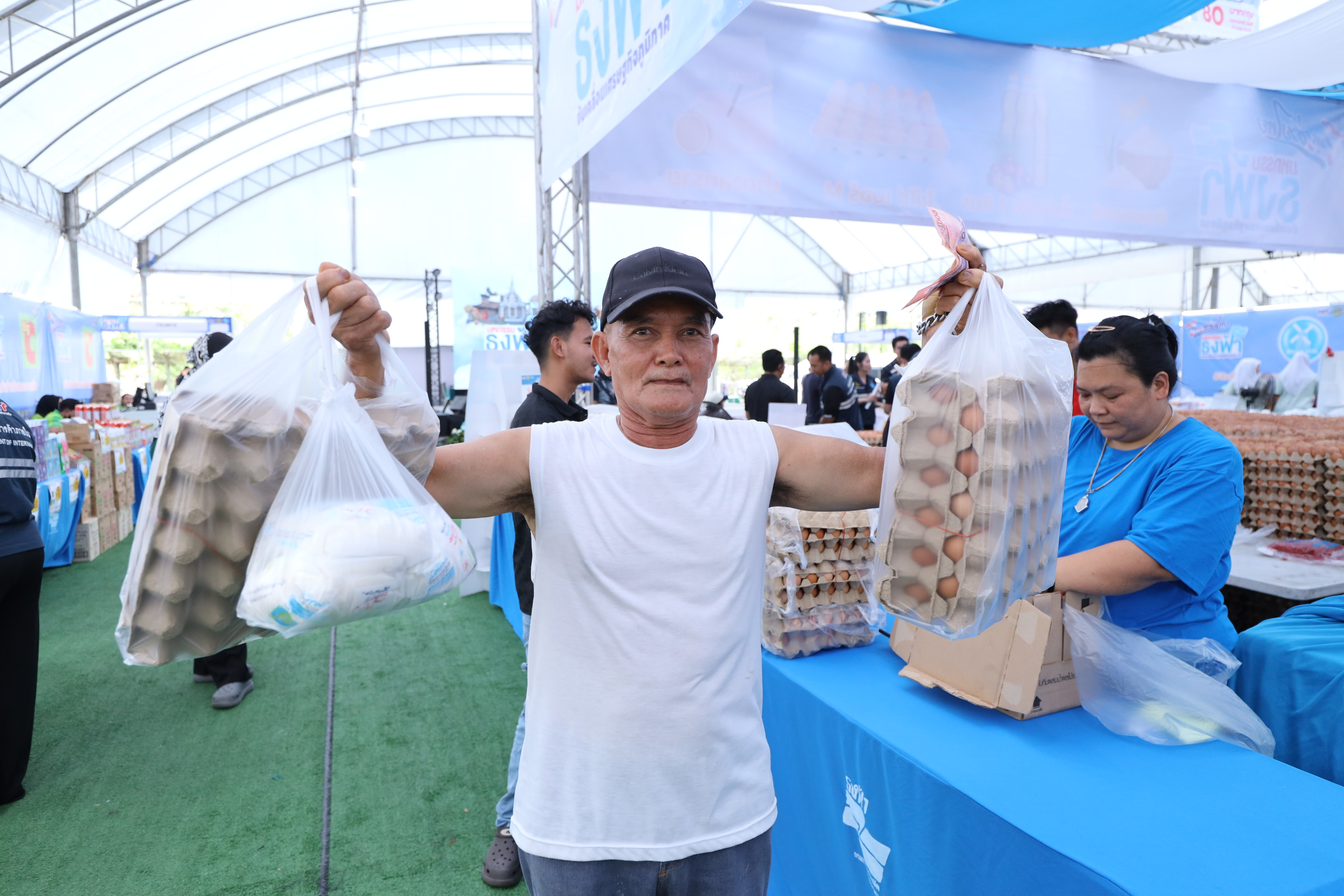 ข่าวเลขที่ 134/2569 “พาณิชย์” ลุยลดค่าครองชีพประชาชน-ช่วยผู้ประกอบการ ยกทัพสินค้าราคาประหยัด จำหน่ายสินค้าราคาประหยัดให้พี่น้องชาวนราธิวาสในงาน “มหกรรมธงฟ้าขับเคลื่อนเศรษฐกิจภูมิภาค” (7 พฤษภาคม 2569)