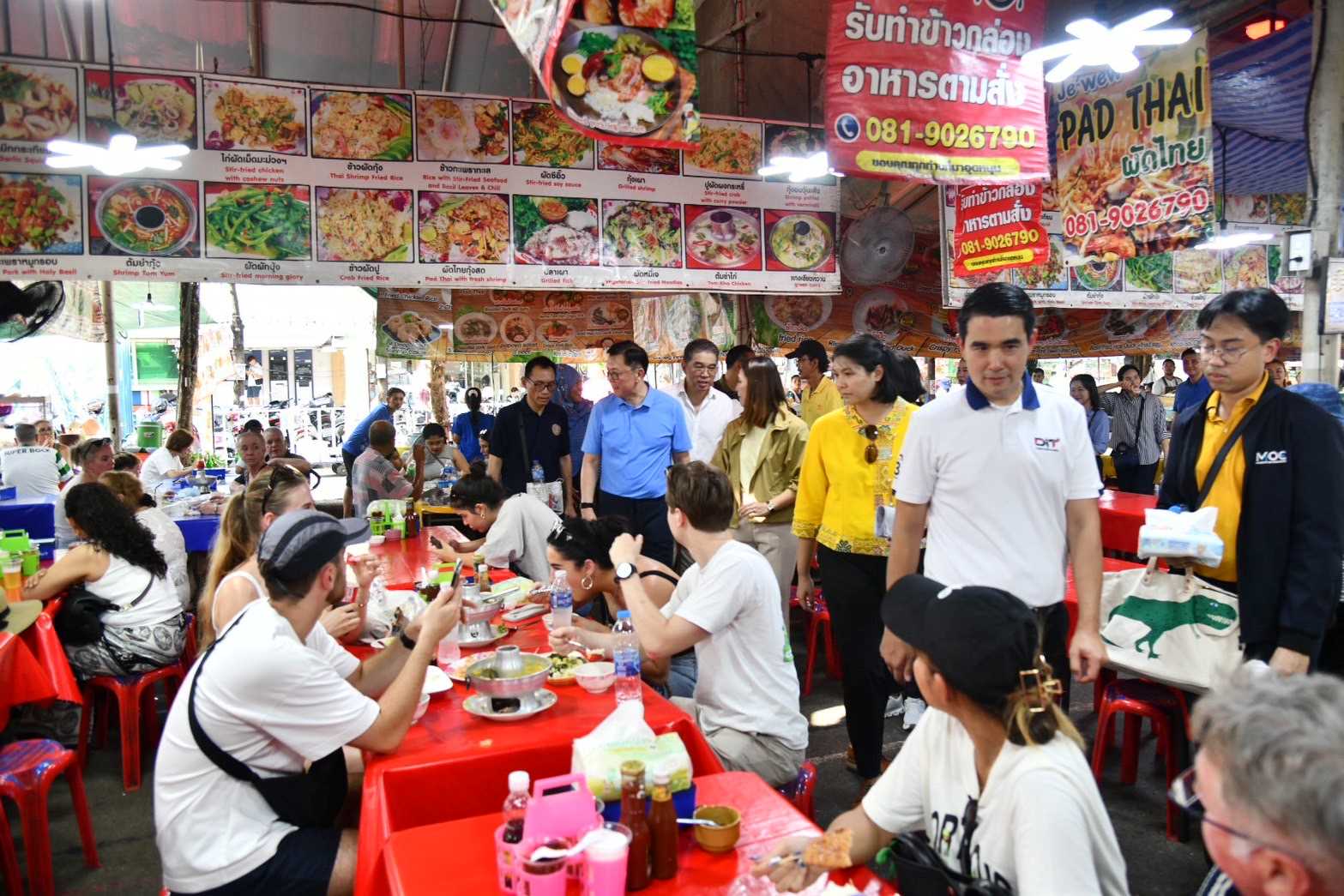 พาณิชย์ลงพื้นที่ตลาดนัดจตุจักร ชวนไทยช่วยไทยกระตุ้นเศรษฐกิจ เดินหน้าปรับโฉมตลาดสู่แลนด์มาร์กของไทย
