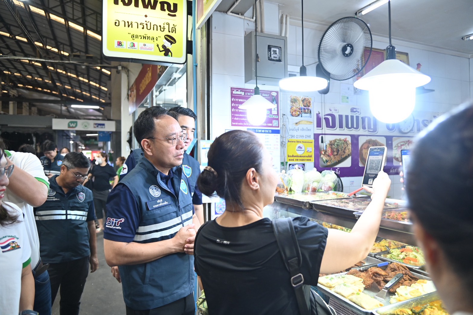 ข่าวเลขที่ 21/2569 DIT ลงพื้นที่ติดตามการจับจ่าย “คนละครึ่งพลัส”–ร้านค้าธงฟ้าพร้อมรับบัตรสวัสดิการแห่งรัฐวันแรก (1 พฤศจิกายน 2568)