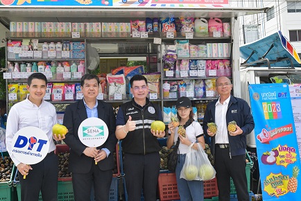 พาณิชย์ร่วมมือกับ บมจ.เสนา นำผลไม้จากเกษตรกรมาจำหน่าย