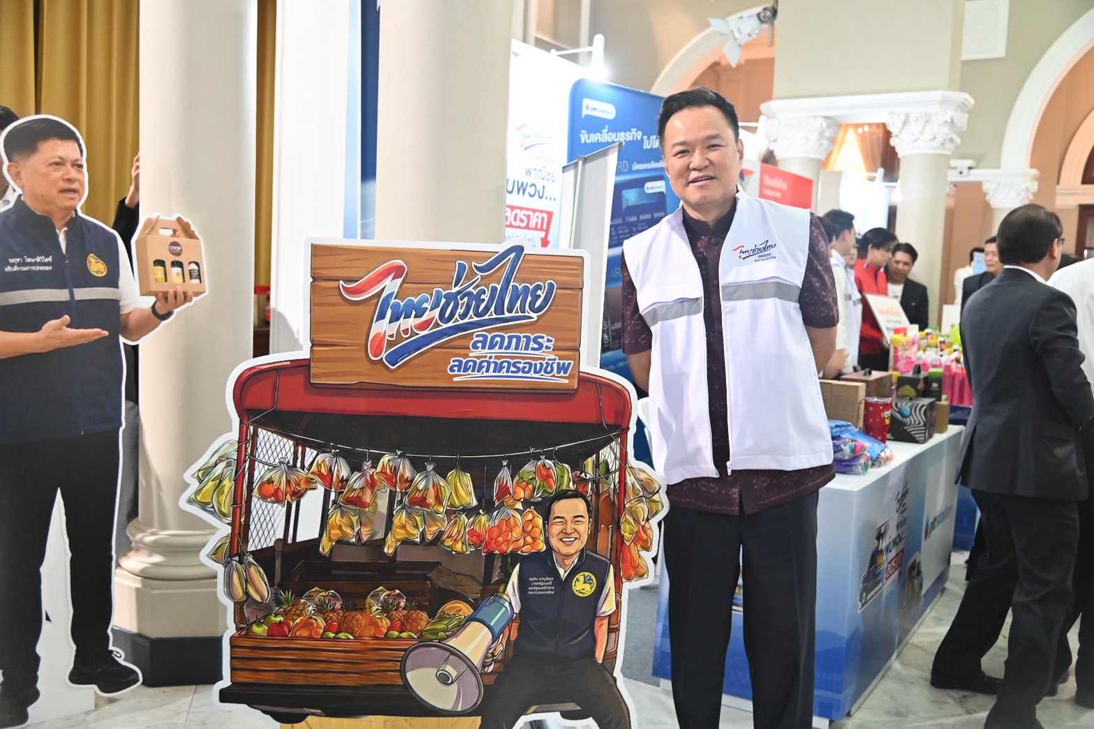 ข่าวเลขที่ 139/2569 “ไทยช่วยไทย ลดภาระค่าครองชีพ : พาณิชย์รถพุ่มพวง ลดราคาช่วยประชาชน” รัฐบาลผนึก 4 ภาคส่วน ส่งสินค้าจำเป็นราคาพิเศษถึงชุมชน ลดค่าครองชีพไม่น้อยกว่า 280 ล้านบาท  (12 พฤษภาคม 2569)
