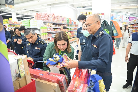 กรมการค้าภายในตรวจสอบสถานการณ์จำหน่ายกระเช้าของขวัญ และประชาสัมพันธ์การปิดป้ายราคา งานกาชาด