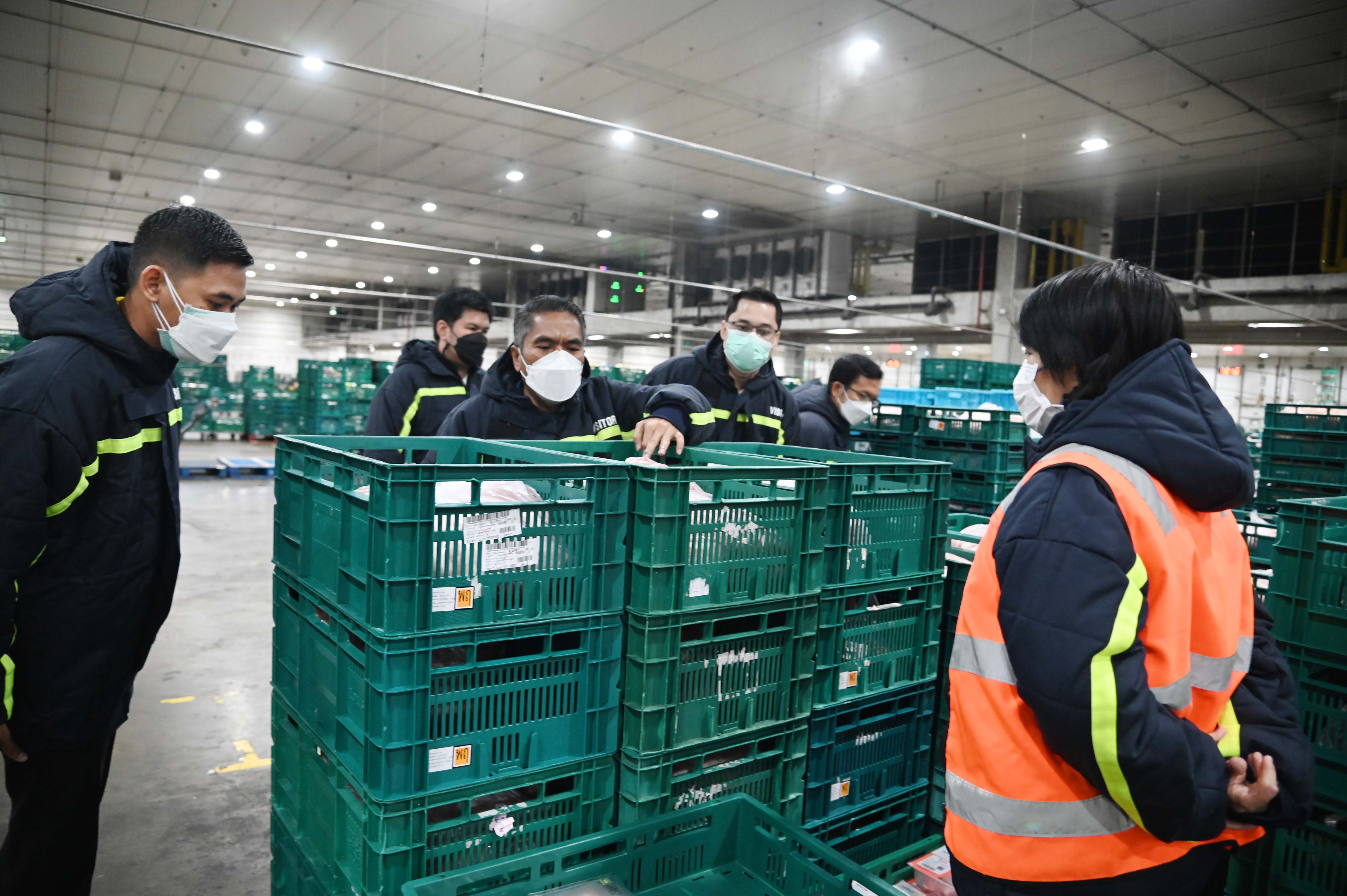 รองอธิบดีกรมการค้าภายใน ตรวจสอบภาวะราคาและปริมาณสุกร