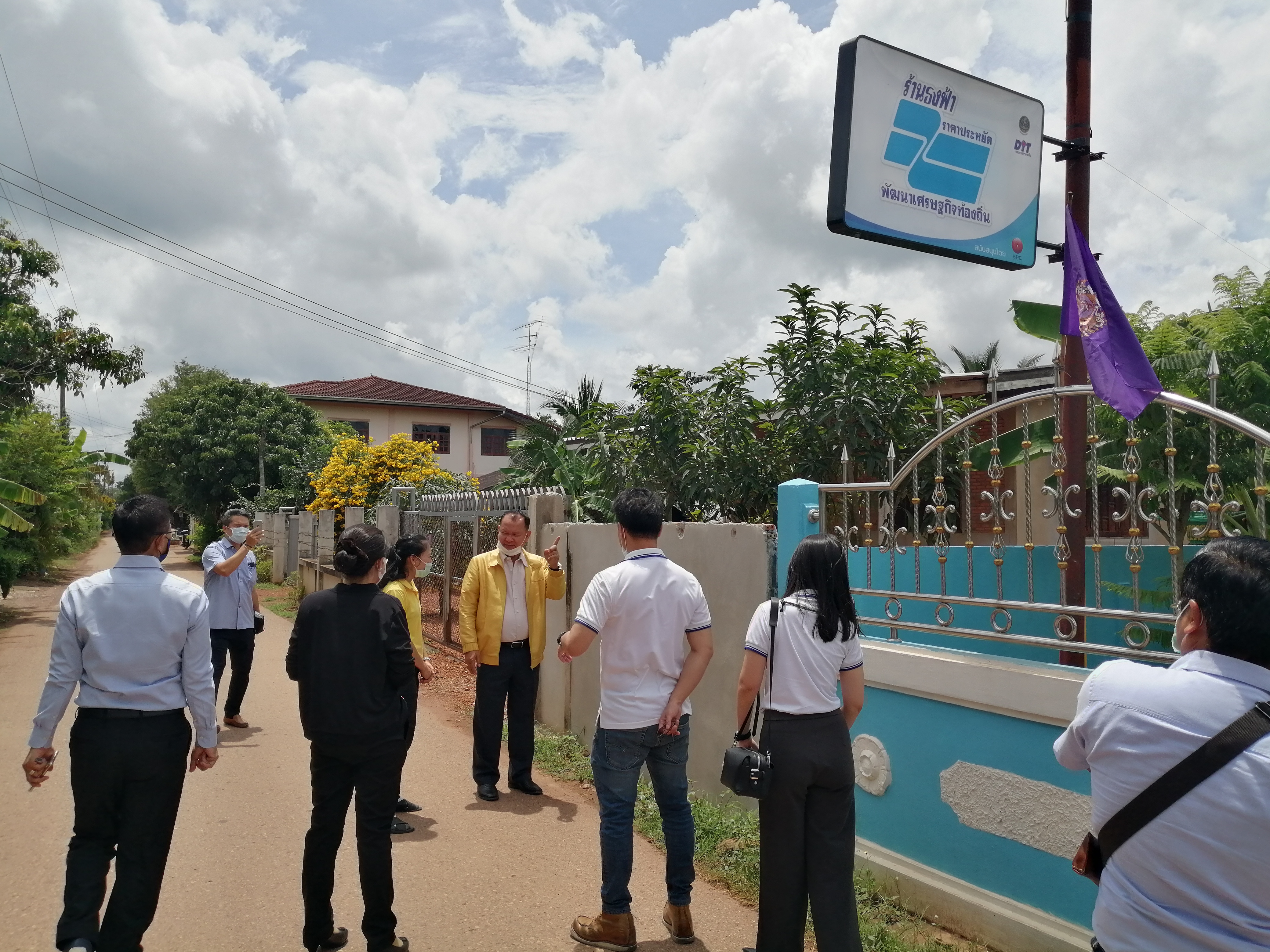 อธิบดีเยี่ยมชมร้านค้าธงฟ้าราคาประหยัดต้นแบบ