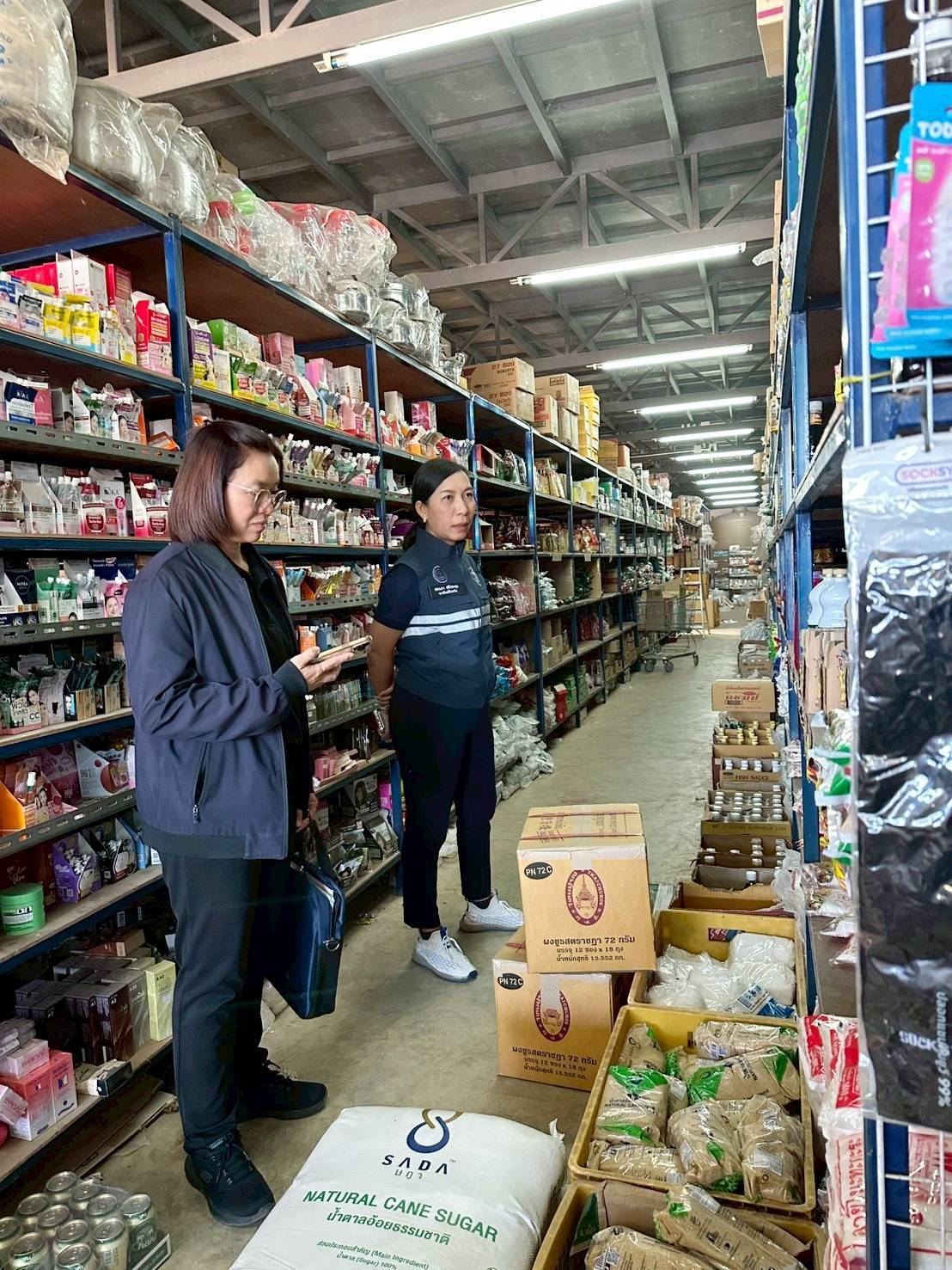 ข่าวเลขที่ 46/2569 พาณิชย์ เชือด ร้านค้าธงฟ้าฯ ฝ่าฝืนกฎหมาย–บวกภาษีมูลค่าเพิ่มโดยไม่ปิดป้ายราคา ปรับทันที 10,000 บาท ย้ำ “ห้ามเอาเปรียบประชาชนเด็ดขาด” (3 ธันวาคม 2568)