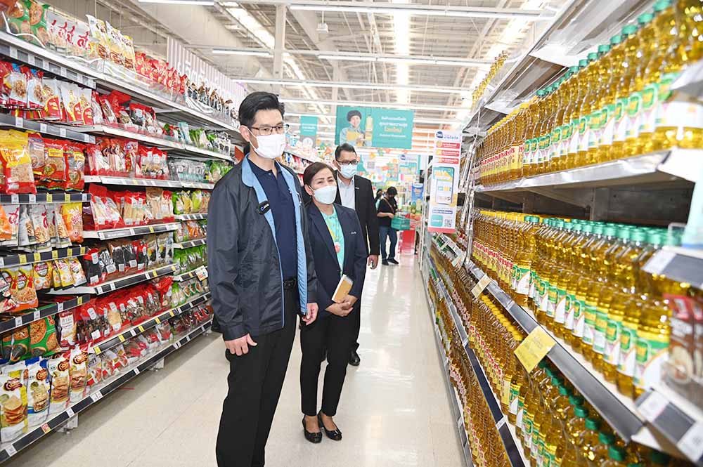 รองอธิบดีลงพื้นที่ตรวจราคาสินค้า ดูแลผู้บริโภคก่อนเทศกาลสงกรานต์