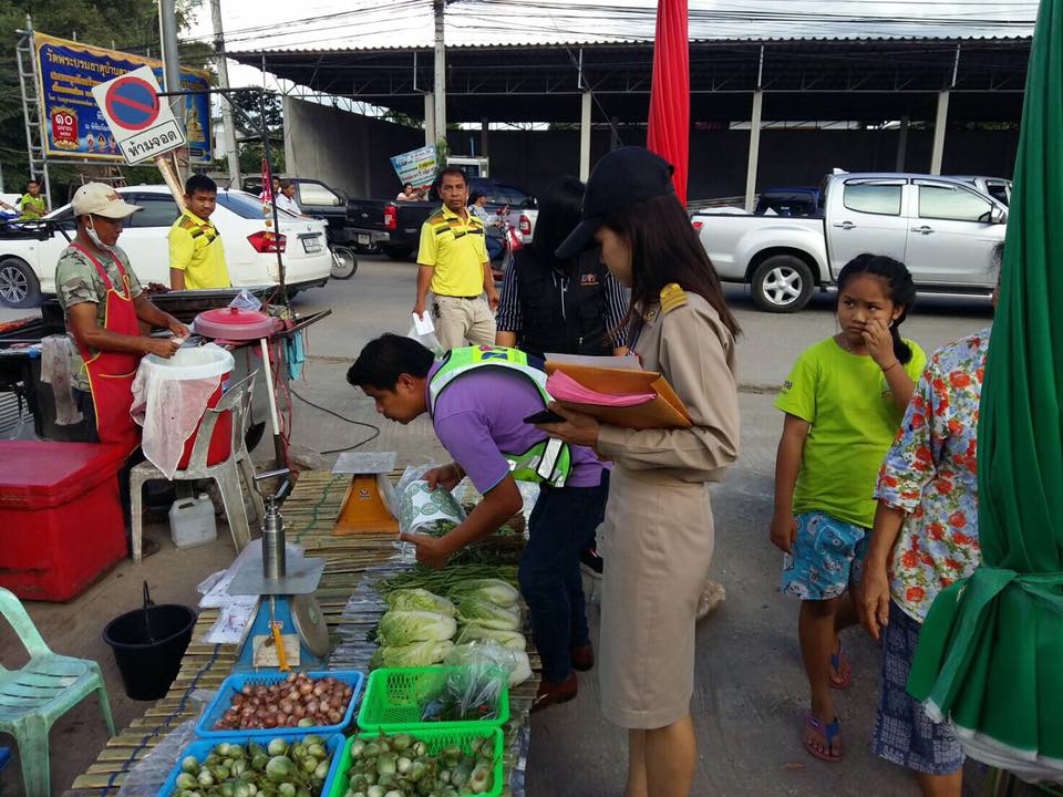 23344_เจ้าหน้าที่สำนักงานการค้าภายในจังหวัดและสำนักสาขาชั่งตวงวัดเขต ตรวจเครื่องชั่งในตลาด.jpg