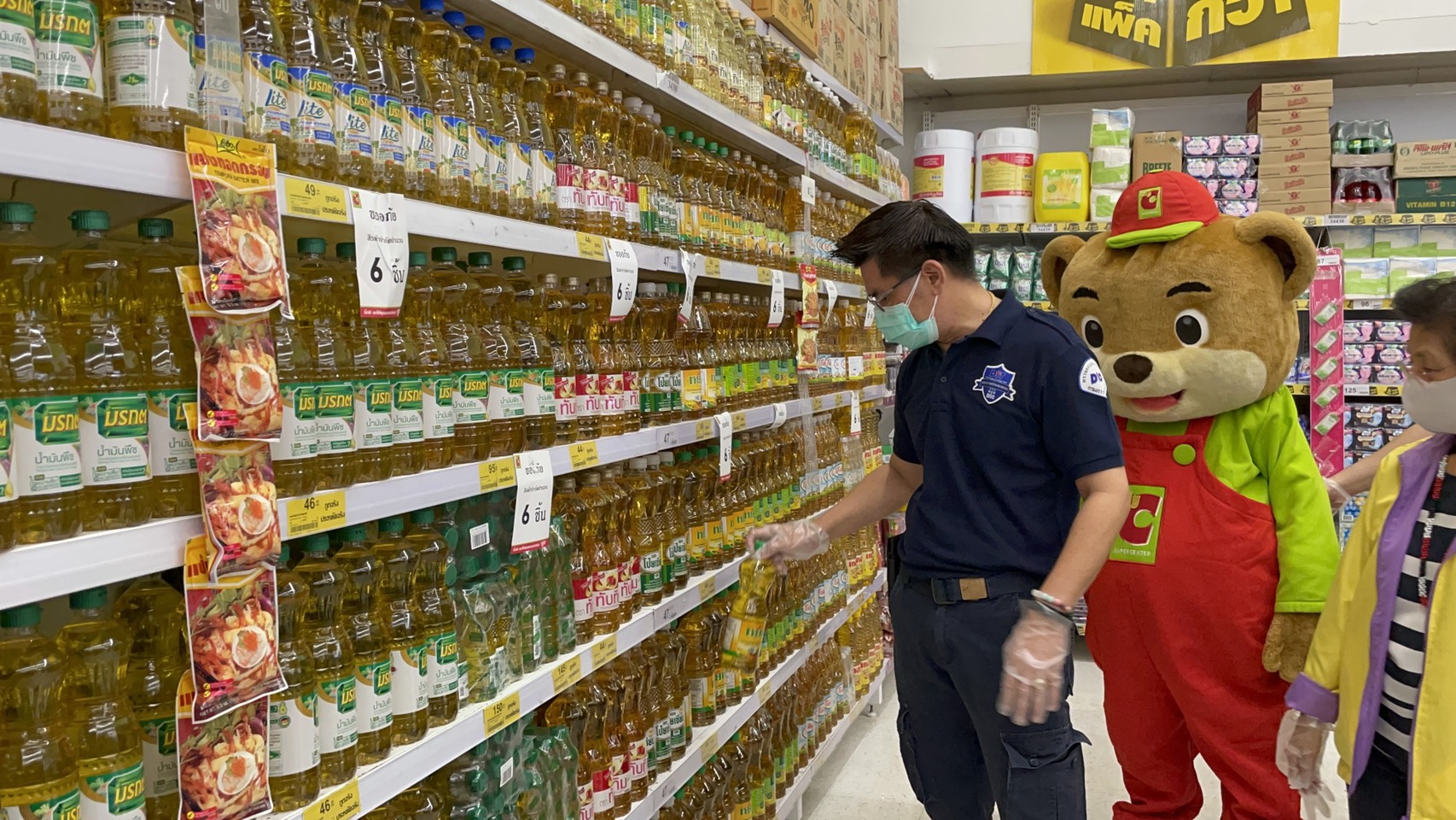 อธิบดีกรมการค้าภายใน พาณิชย์ติดตามโครงการช่วยเหลือผู้เลี้ยงกุ้ง พร้อมตรวจสอบราคาช่วงโควิด