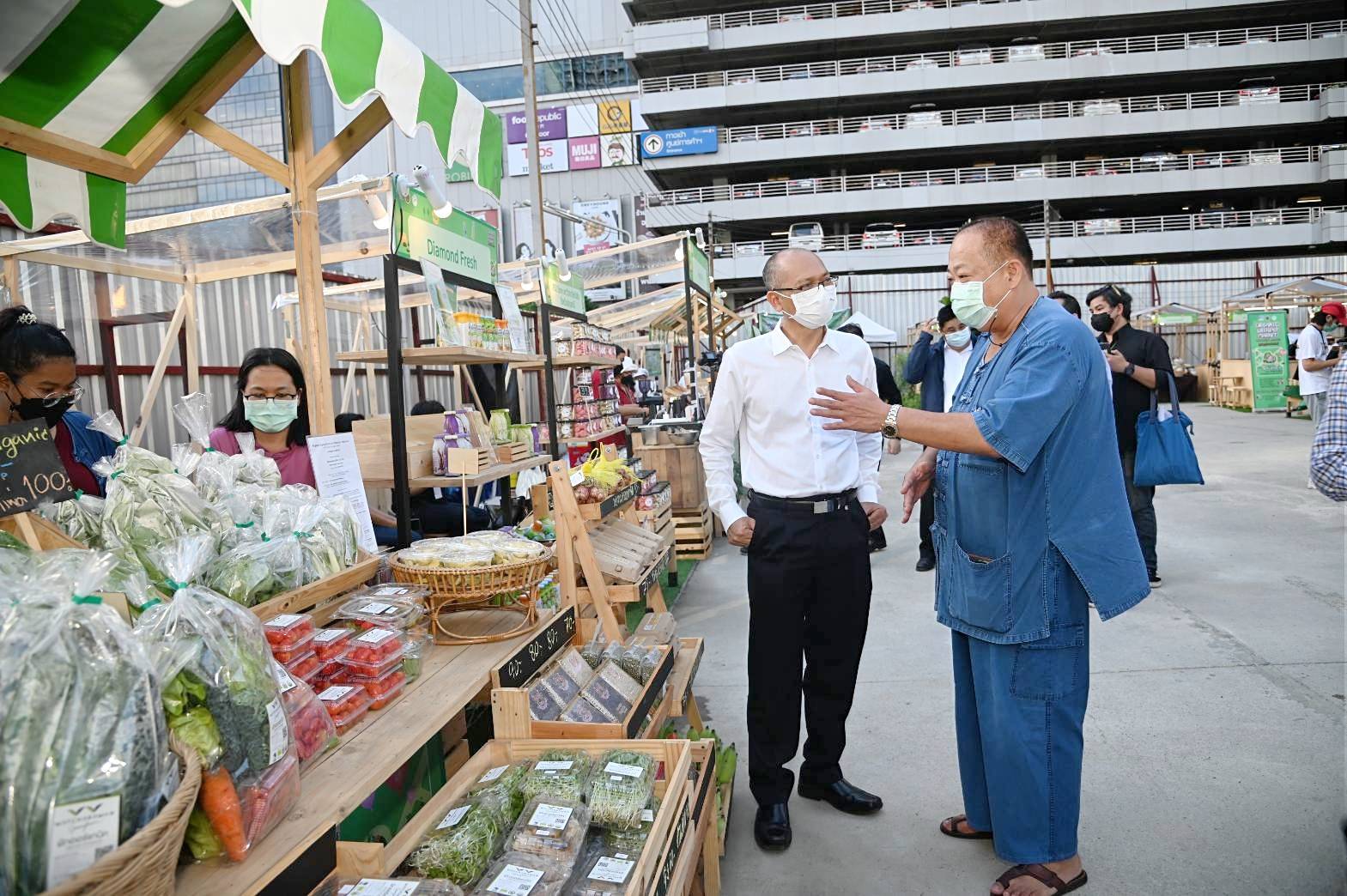 รองอธิบดีกรมการค้าภายใน ตรวจเยี่ยมร้านค้าในงานตลาดนัดอินทรีย์ใจกลางเมือง “ORGANIC WEEKEND MARKET 2022”