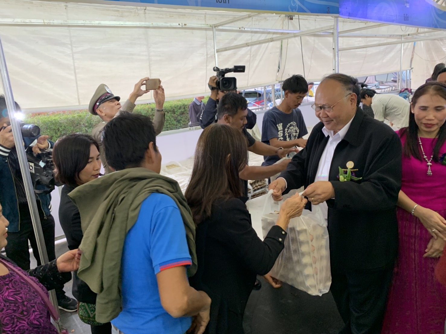 รองอธิบดีกรมการค้าภายใน เปิดงานมหกรรมธงฟ้าลดค่าครองชีพผู้ประสบภัยจังหวัดร้อยเอ็ด