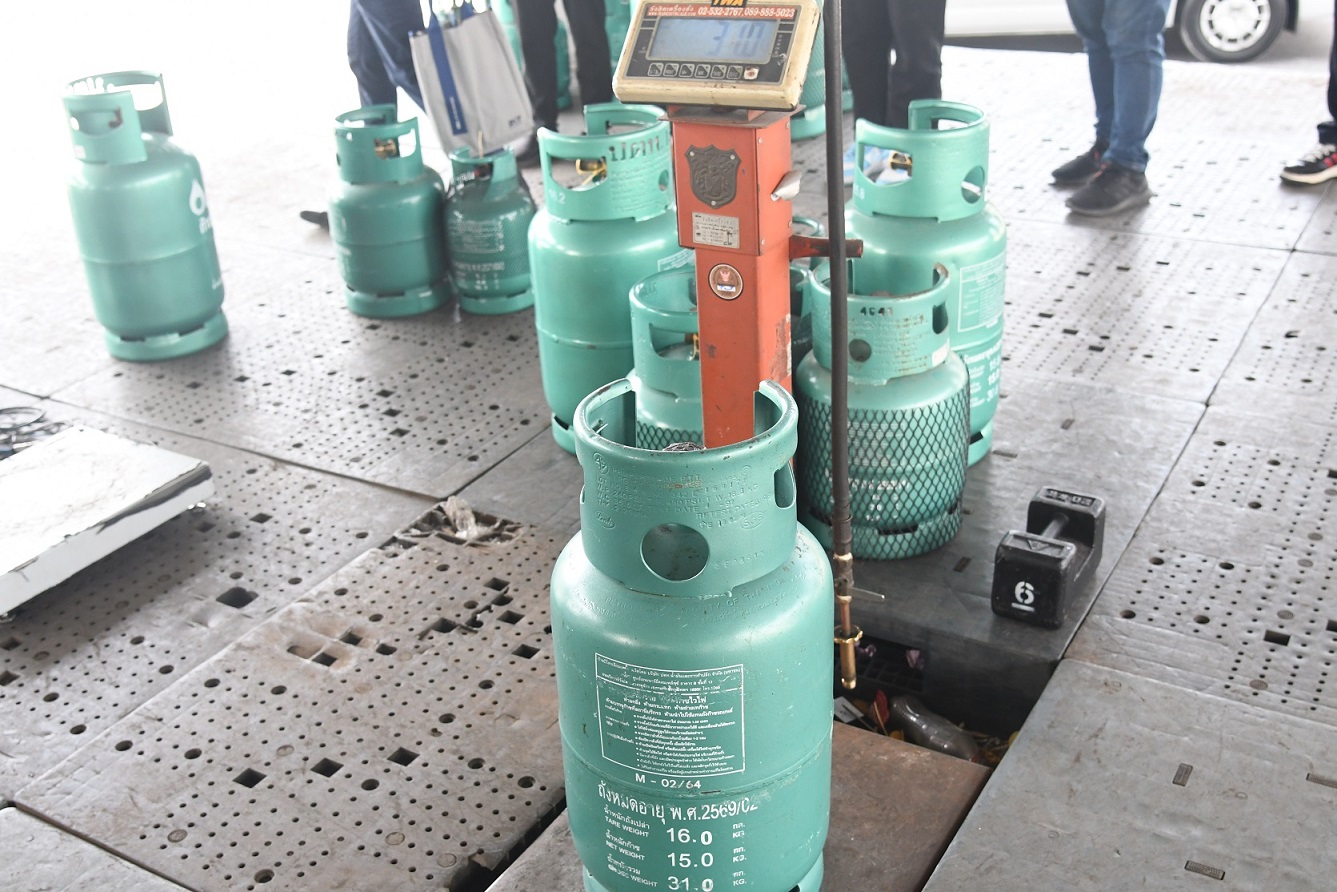 "พาณิชย์" ตรวจสอบการบรรจุก๊าซหุงต้ม และตรวจสอบเครื่องชั่งน้ำหนักกระเป๋าสัมภาระ