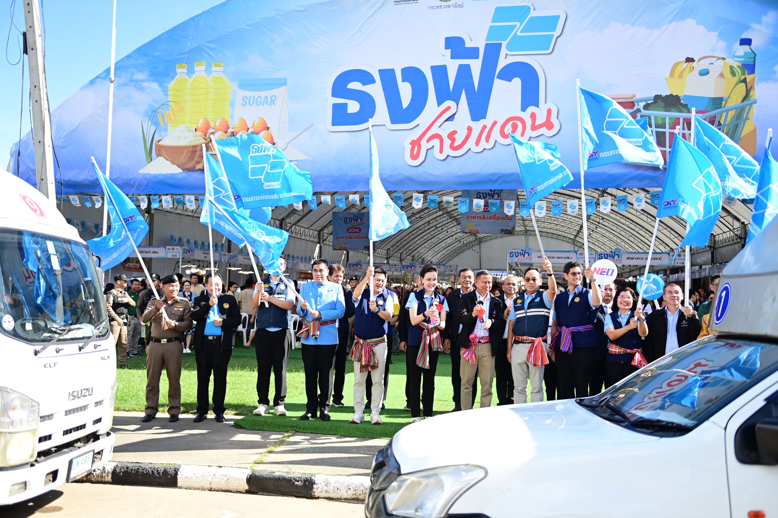 ข่าวเลขที่ 13/2569 “พาณิชย์” จับมือ ”กลาโหม“ ยกขบวนสินค้าราคาประหยัด ปล่อยคาราวานโมบายธงฟ้าเข้าถึงชายแดน หนุนผู้ประกอบการ-ฟื้นเศรษฐกิจ–ลดค่าครองชีพ-ดูแลความมั่นคง (19 ตุลาคม 2568)