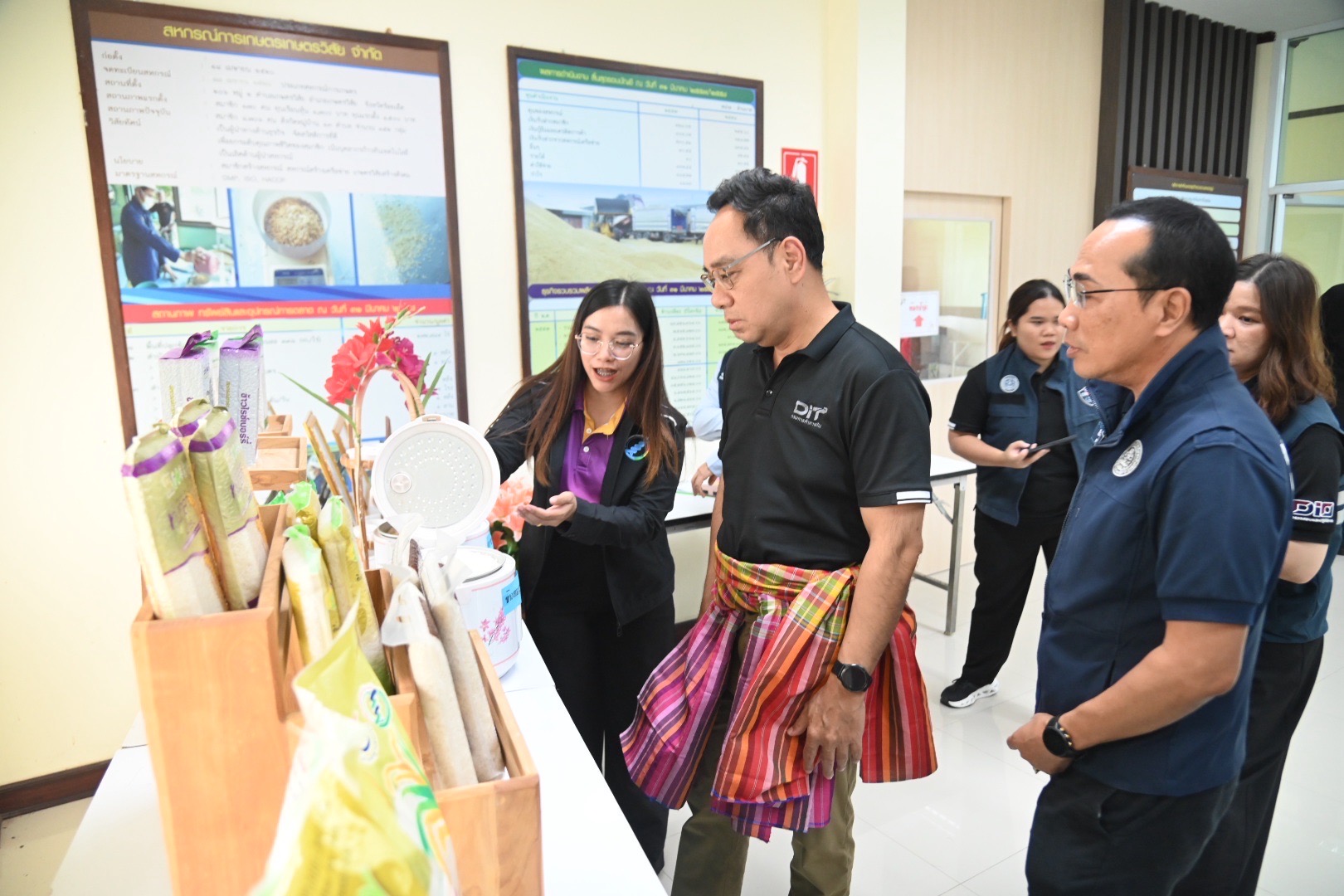 ข่าวเลขที่ 227/2569 “พาณิชย์” เดินหน้าปั้น “ข้าวประณีต” ต้นแบบข้าวไทย สร้างมูลค่าเพิ่มตลอดห่วงโซ่ ตั้งแต่แปลงนาถึงตลาด เพิ่มรายได้เกษตรกรอย่างยั่งยืน (20 กันยายน 2569)