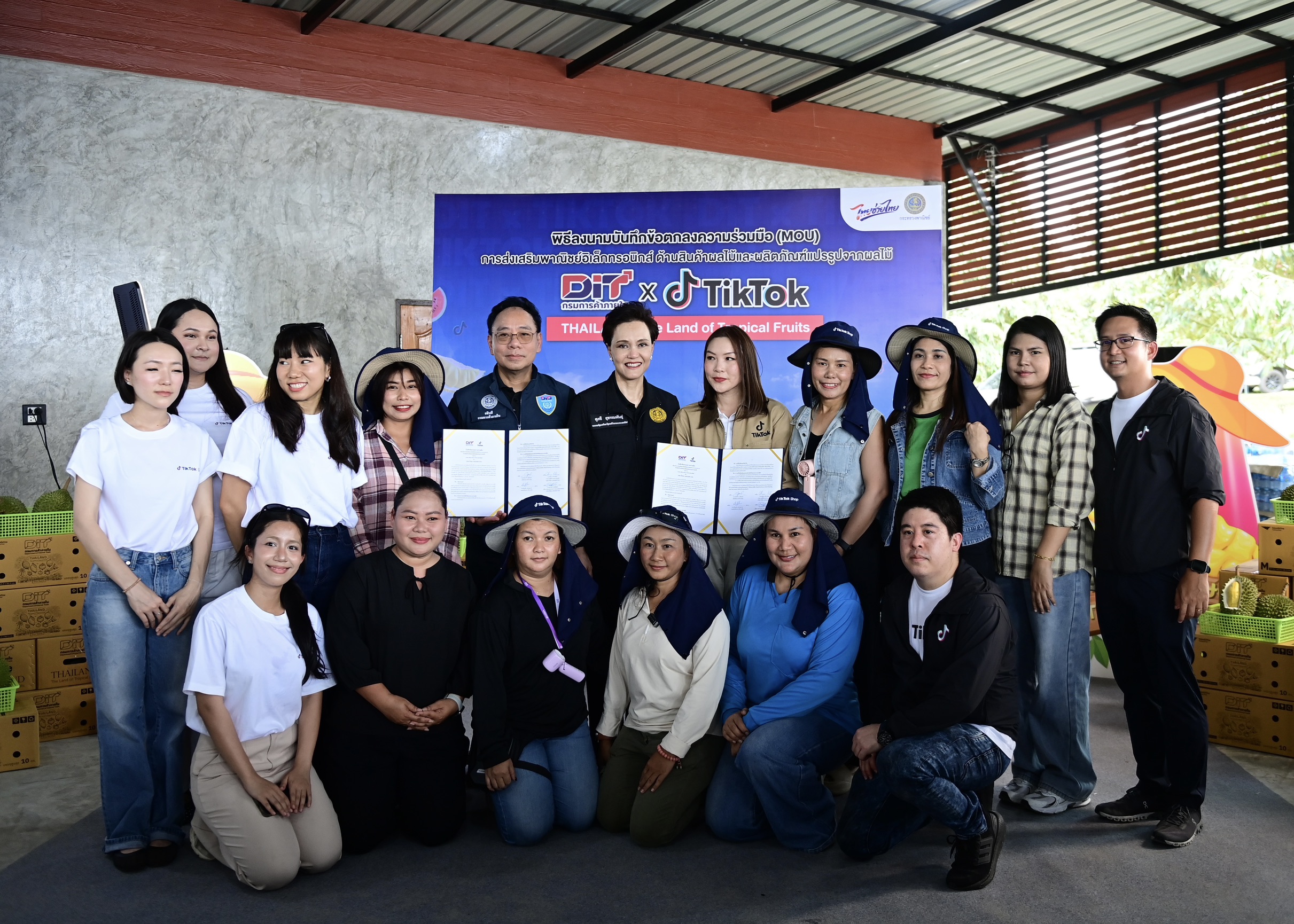 ข่าวเลขที่ 122/2569 พาณิชย์ลุยจันทบุรี ชวนชาวสวนทำ “ทุเรียนคุณภาพ” เพิ่มรายได้เกษตรกร–ยกระดับทั้งระบบ พร้อมจับมือ TikTok เปิดเกม e-Commerce สร้างมูลค่าเพิ่ม ดันส่งออกรักษาเสถียรภาพราคา (25 เมษายน 2569)