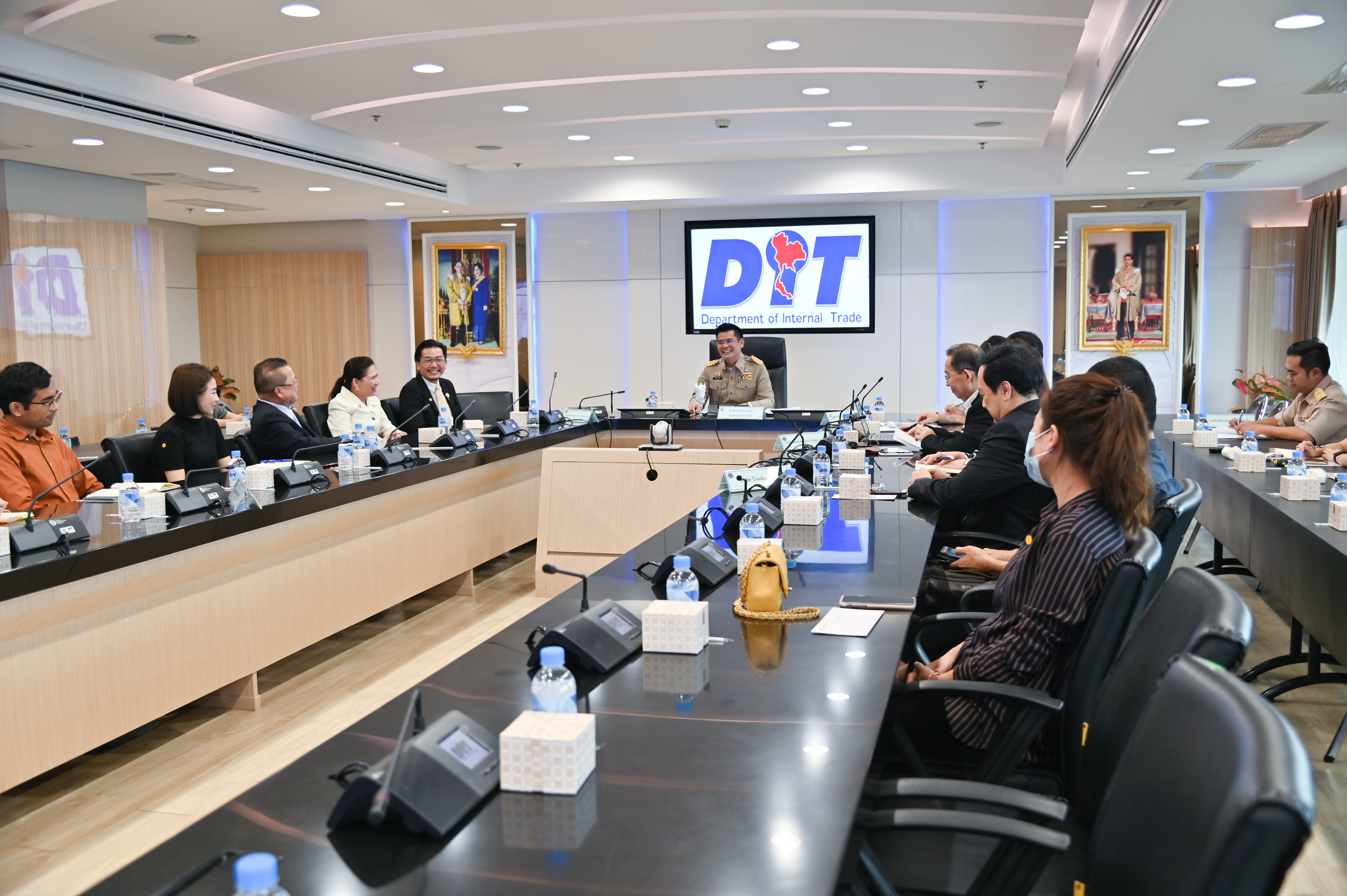 อธิบดีกรมการค้าภายในประชุมหารือแก้ไขข้าวเหนียวตกต่ำ