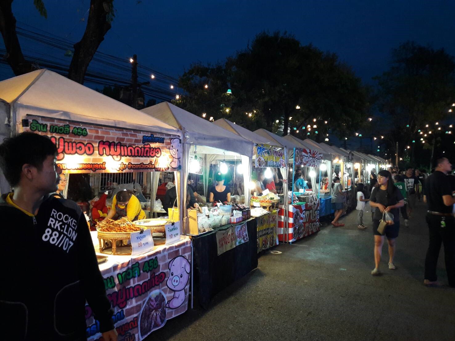 45528_บรรยากาศร้านค้าบนถนน.jpg