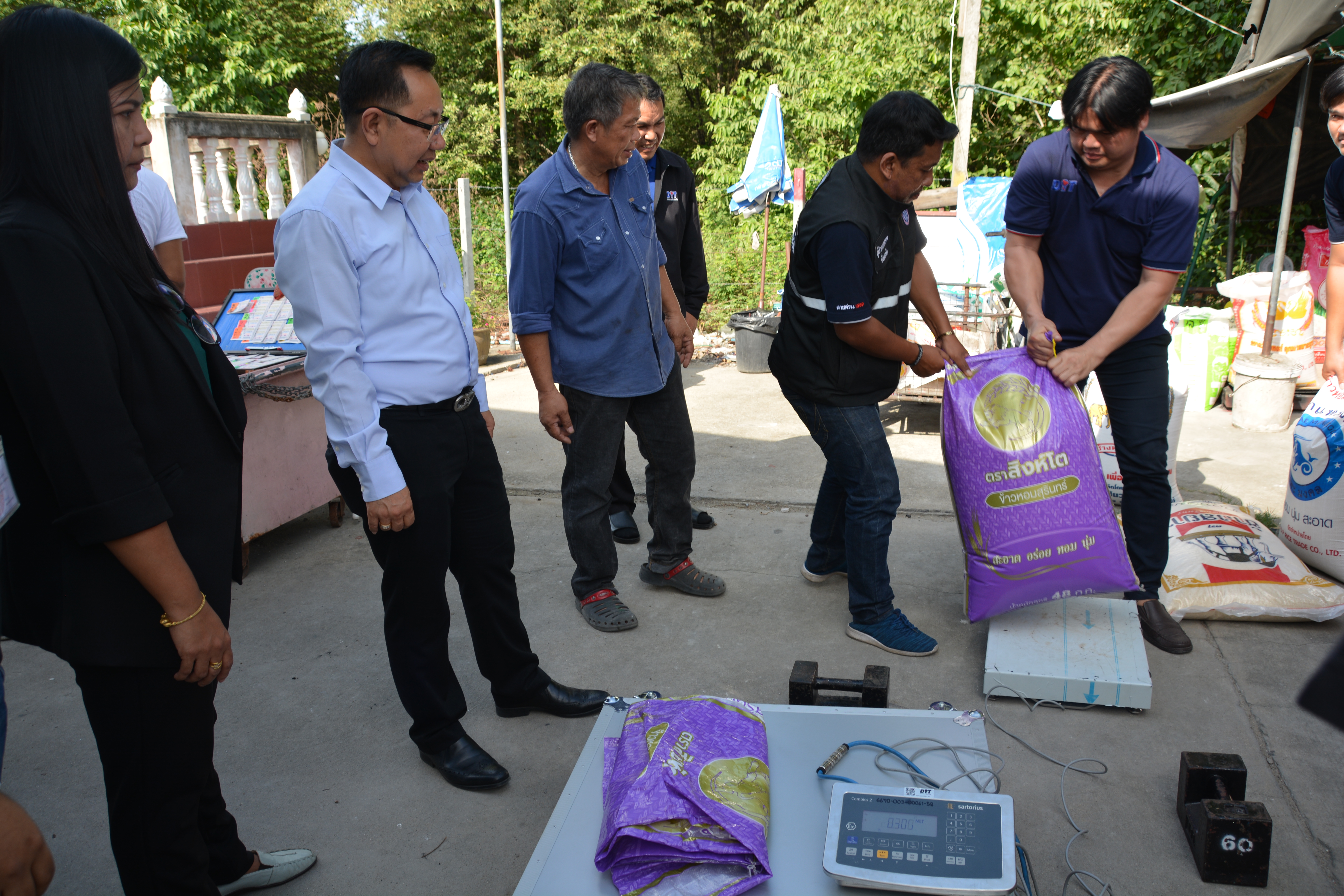 รองอธิบดีลงพื้นที่ตรวจสอบปริมาณน้ำหนักข้าวสารบรรจุถุง