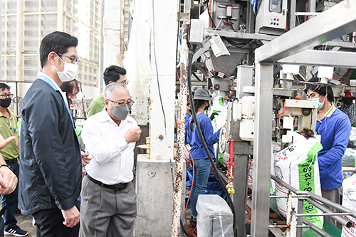 พาณิชย์ตรวจเยี่ยมคลังสินค้าปุ๋ยเคมี