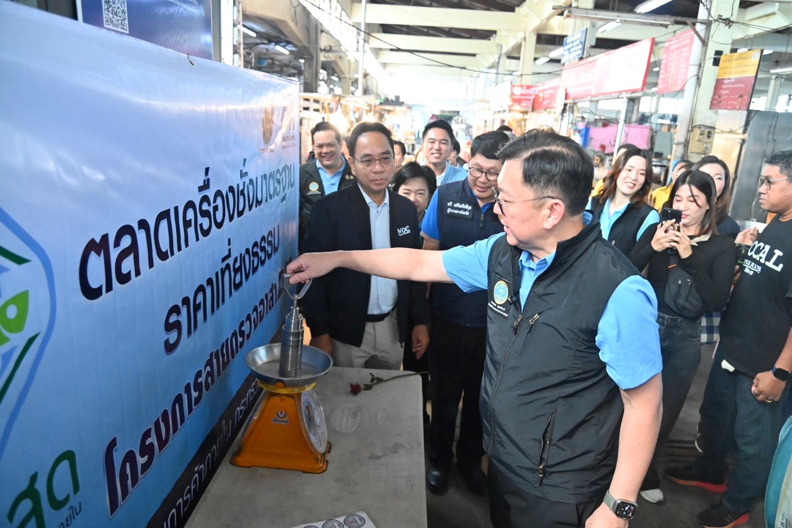 พาณิชย์ ลงพื้นที่ 3 จังหวัด ดูแลราคาสินค้าลดต้นทุนเกษตรกร-แก้ปัญหาราคาข้าว พร้อมมอบถุงยังชีพช่วยเหลือผู้ประสบภัยน้ำท่วม