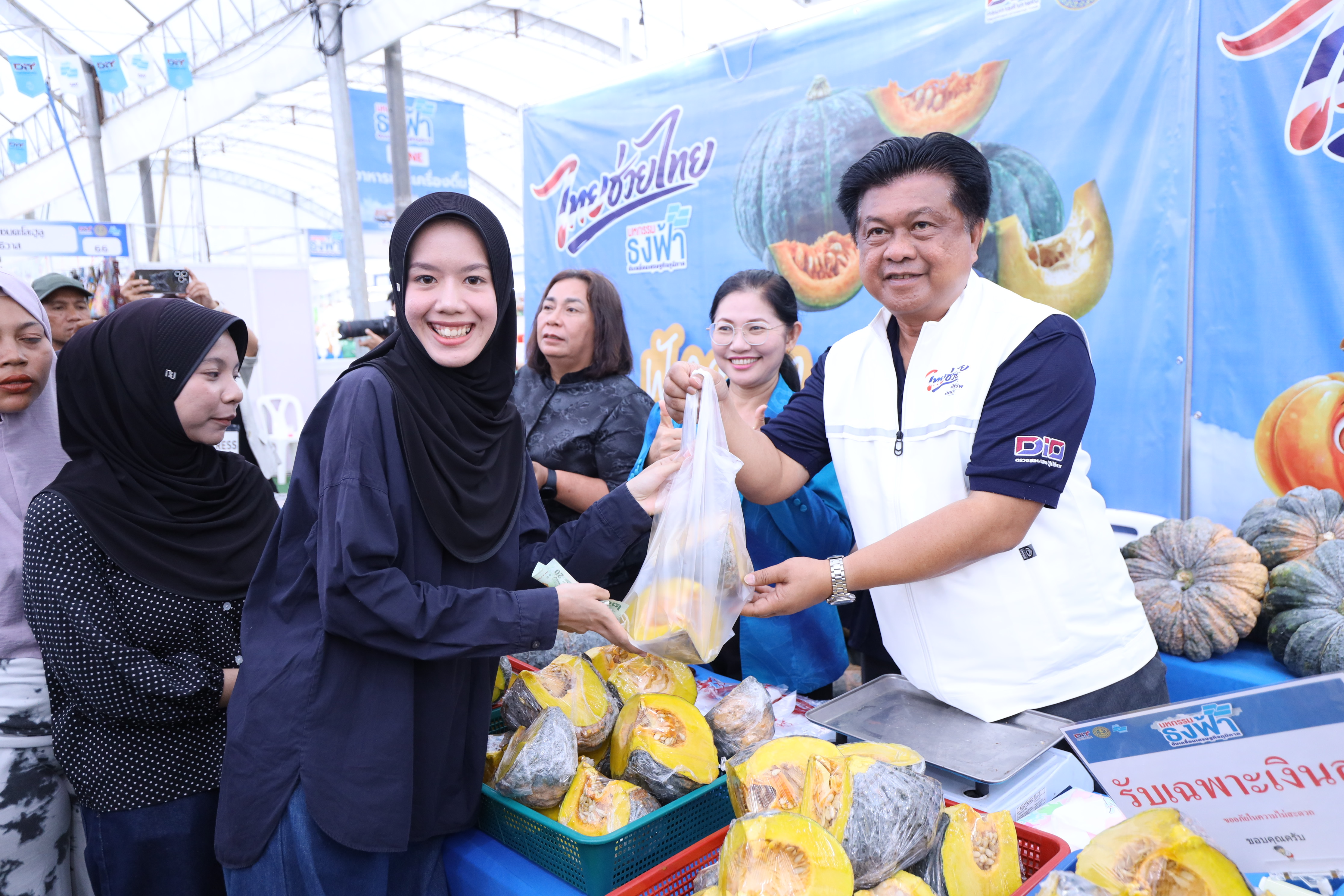 ข่าวเลขที่ 134/2569 “พาณิชย์” ลุยลดค่าครองชีพประชาชน-ช่วยผู้ประกอบการ ยกทัพสินค้าราคาประหยัด จำหน่ายสินค้าราคาประหยัดให้พี่น้องชาวนราธิวาสในงาน “มหกรรมธงฟ้าขับเคลื่อนเศรษฐกิจภูมิภาค” (7 พฤษภาคม 2569)