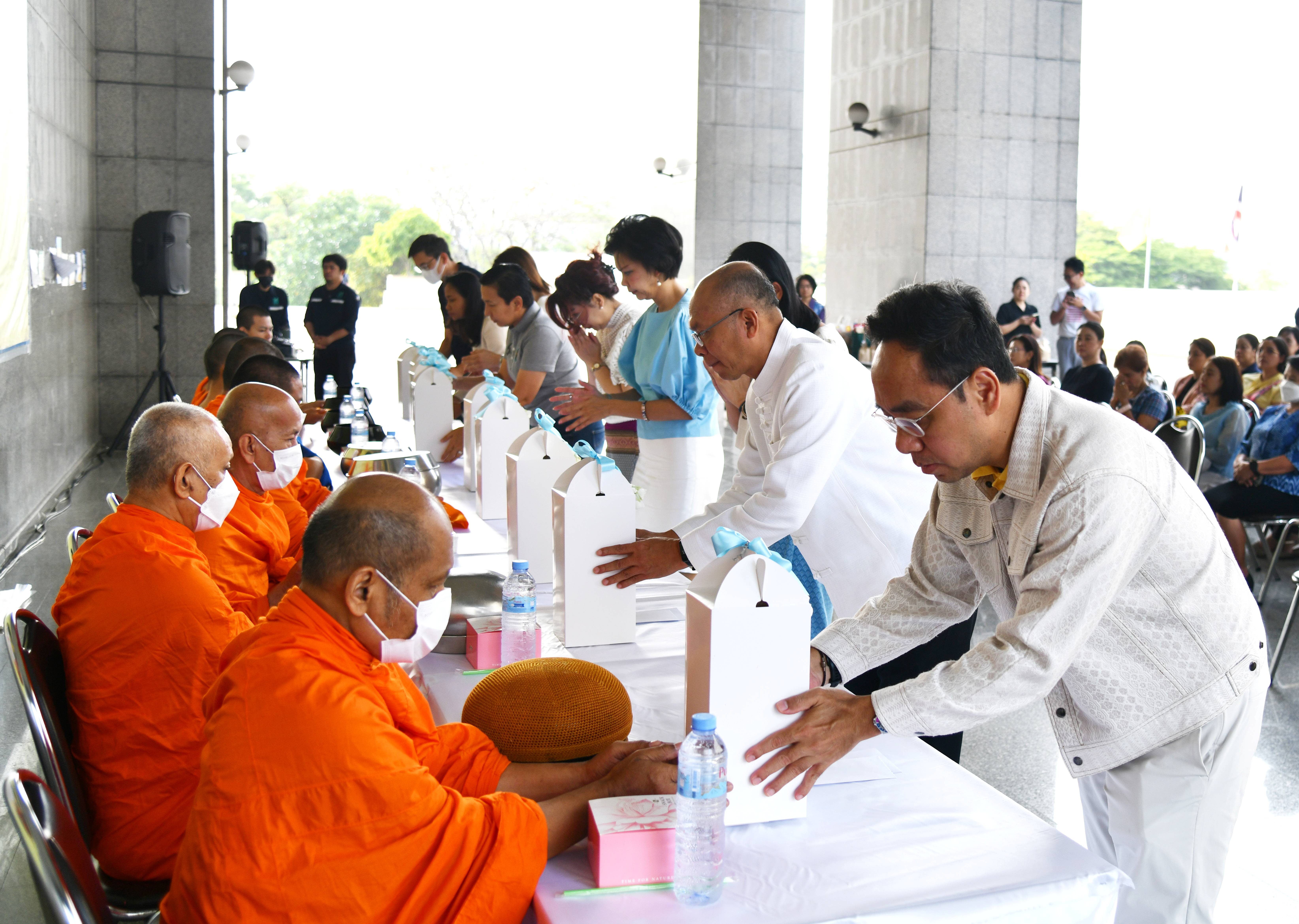 กิจกรรมตักบาตรวิถีพุทธ  น้อมธรรมนำสุข กระทรวงพาณิชย์