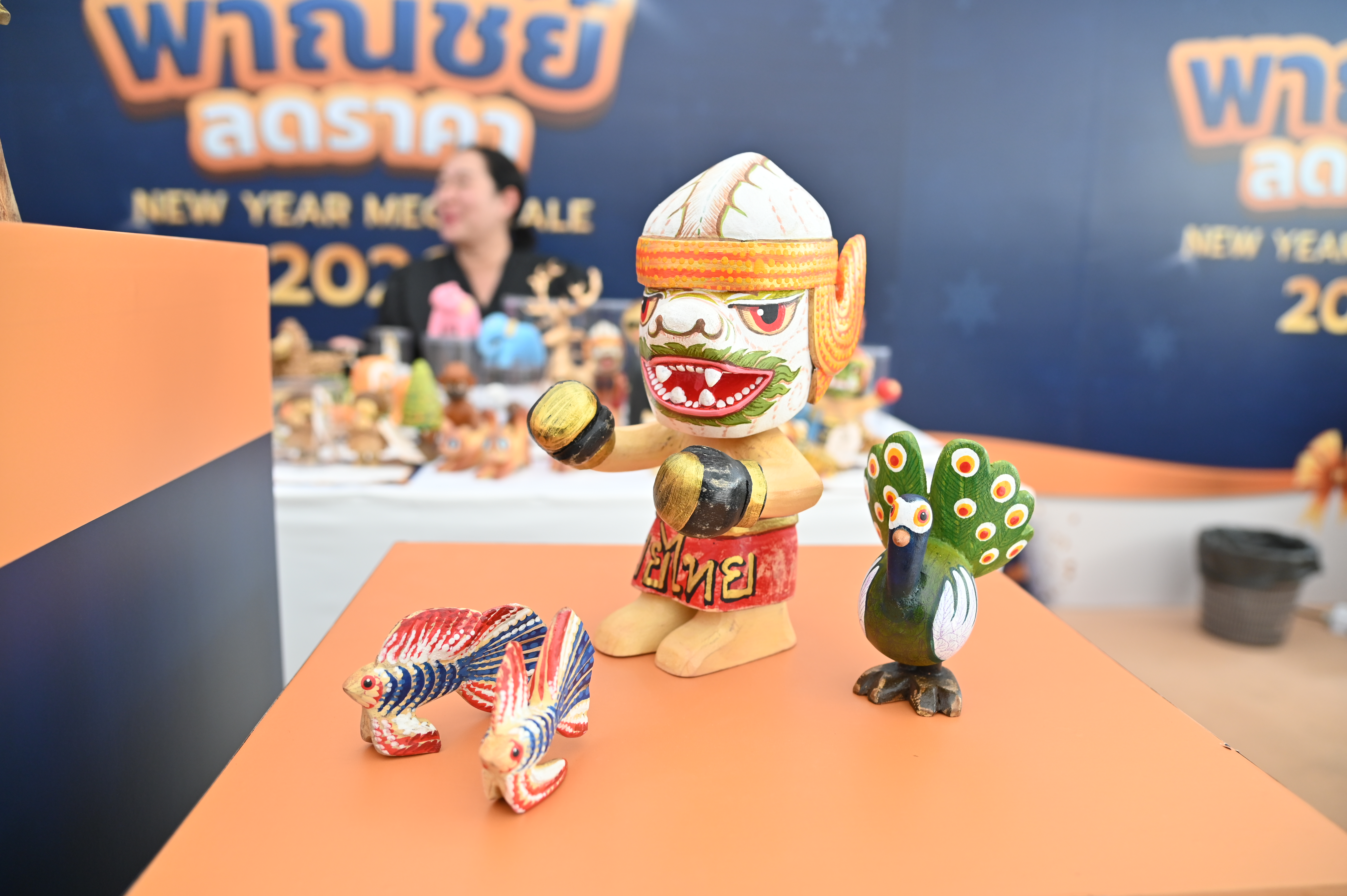 ข่าวเลขที่ 56/2569  พาณิชย์ช่วยไทย เปิดกล่องของขวัญใบใหญ่ “New Year Mega Sale 2026” ลดสูงสุด 80% ต่อเนื่องข้ามปีถึง 2569 มอบเป็นของขวัญปีใหม่ให้ประชาชน เกษตรกร และผู้ประกอบการ คาดลดค่าครองชีพ กว่า 5,000 ล้านบาท (23 ธันวาคม 2568)