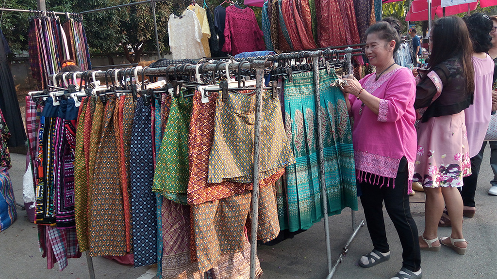 57394_แผงค้าเสื้อผ้า.jpg