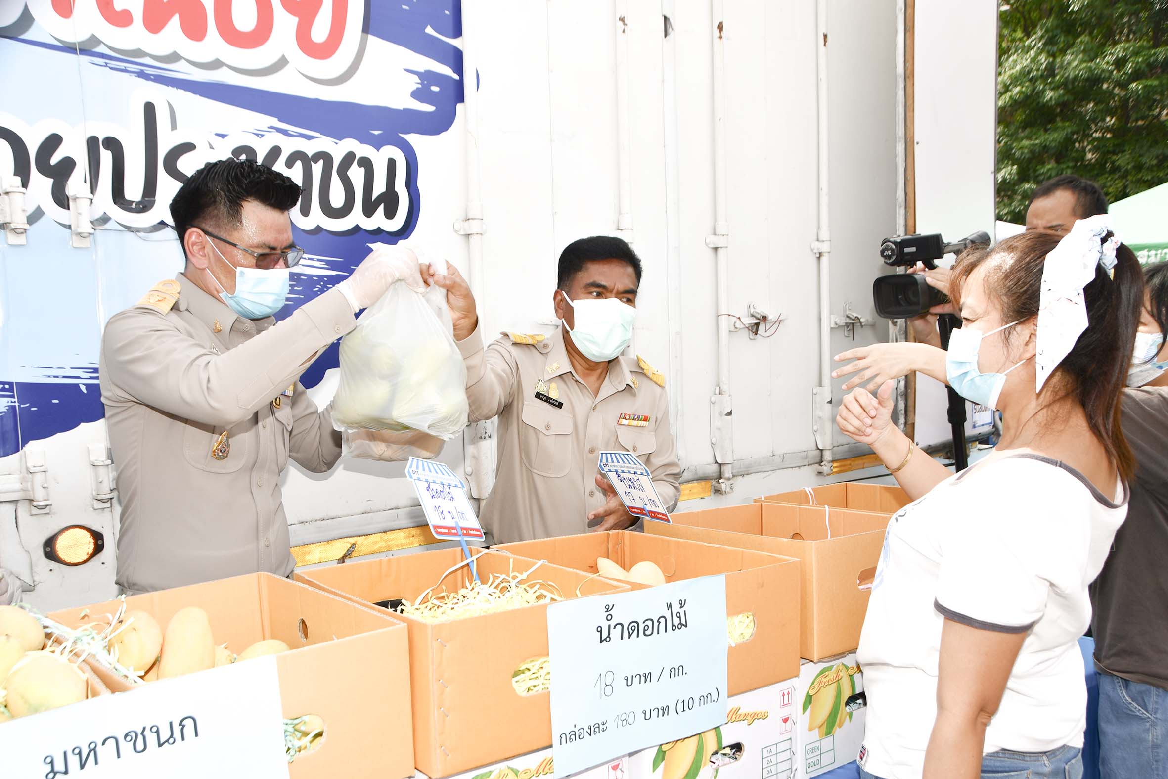 อธิบดีร่วมตรวจเยี่ยมโครงการ "Mobile พาณิชย์ลดราคา! ช่วยประชาชน” ณ เคหะคลองจั่น บางกะปิ