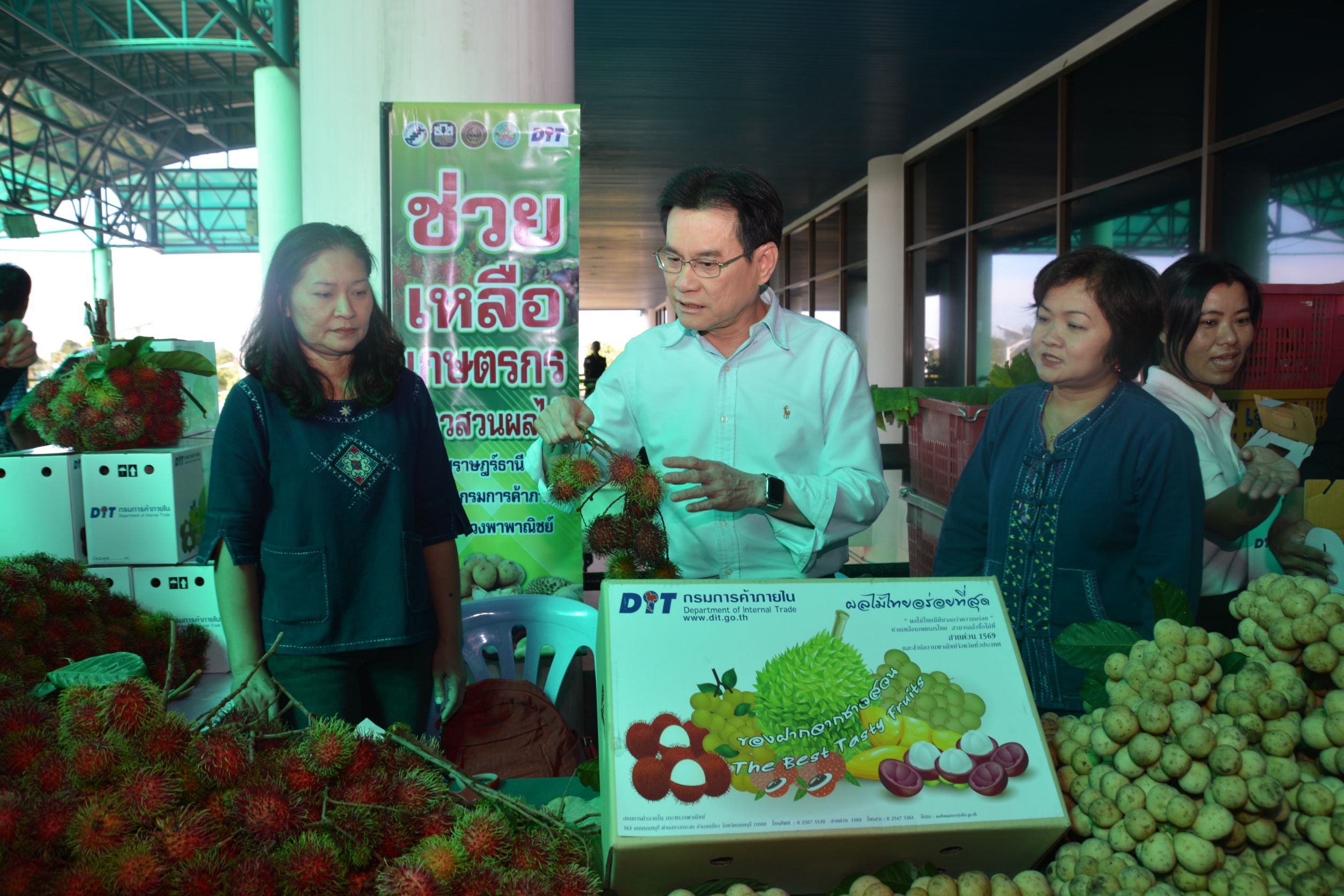 รัฐมนตรีว่าการกระทรวงพาณิชย์ลงพื้นที่ติดตามการดำเนินการให้บริการกล่องบรรจุผลไม้