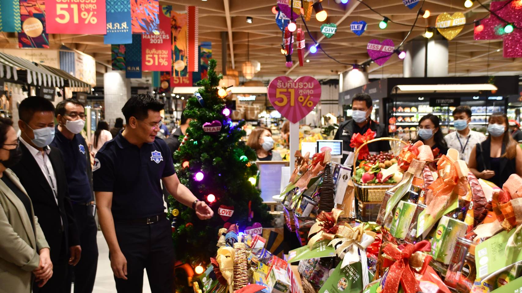 อธิบดีตรวจการจำหน่ายสินค้าตามโครงการ “พาณิชย์ลดกระหน่ำข้ามปี! New Year Grand Sale 2021” และตรวจสอบการจำหน่ายกระเช้าของขวัญในช่วงเทศกาลคริสต์มาสและเทศกาลปีใหม่ 