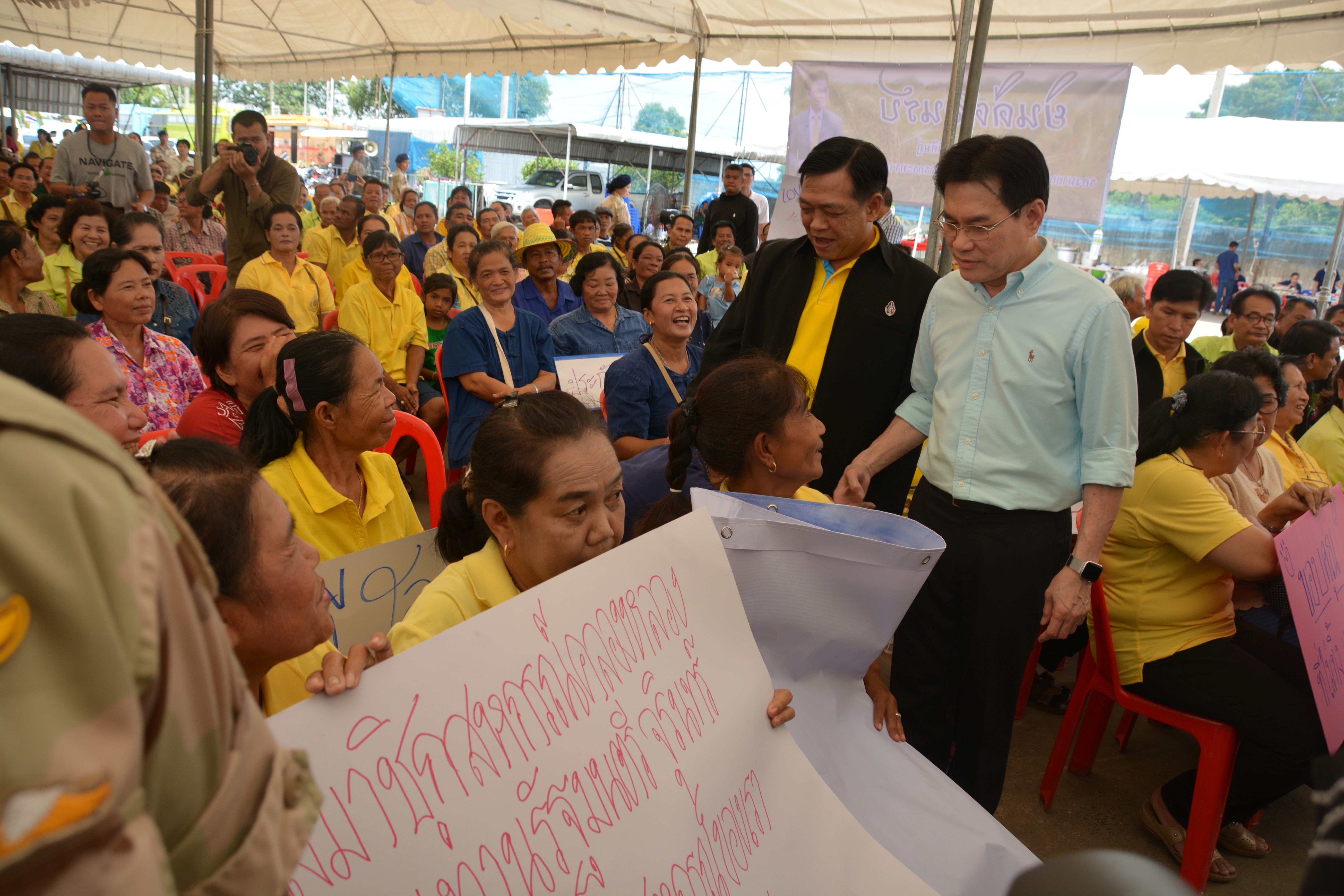 รัฐมนตรีว่าการกระทรวงพาณิชย์ ลงพื้นที่ จ.ปทุมธานี พบปะเกษตรกรผู้ปลูกข้าว